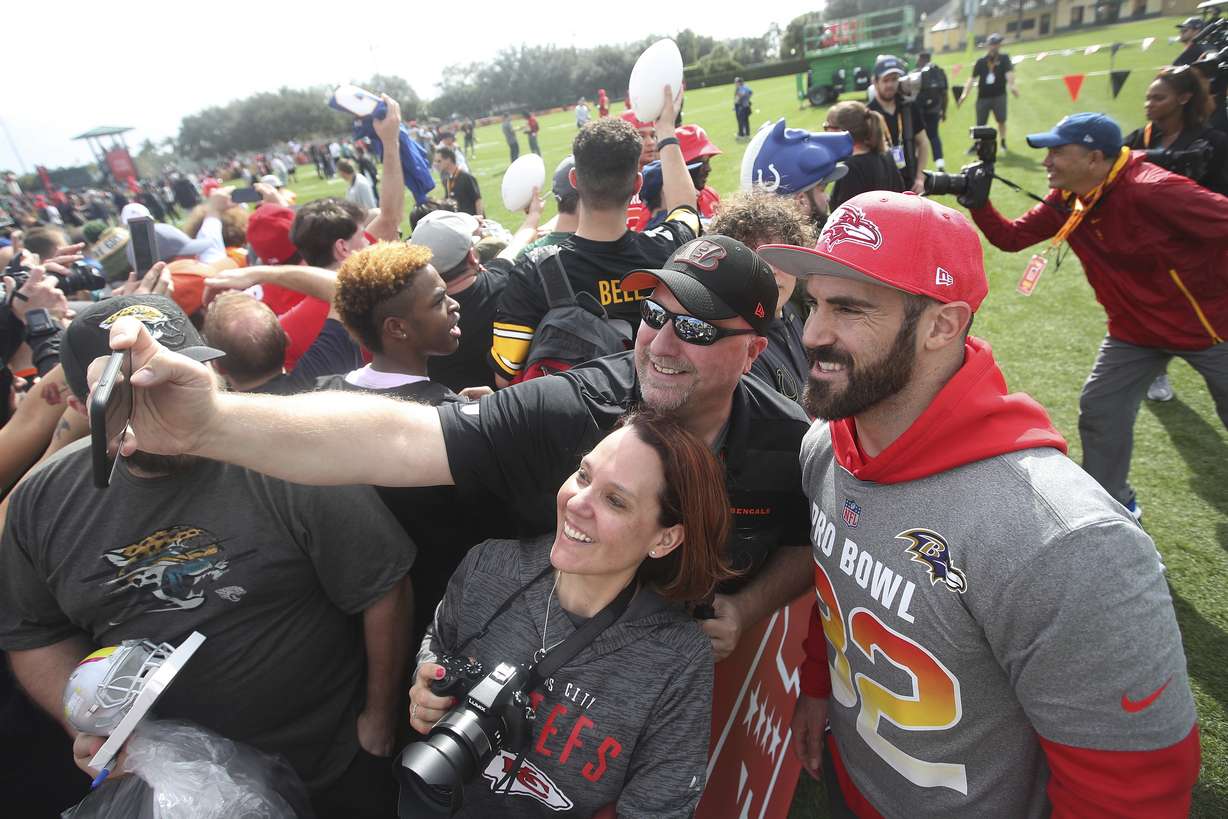 AFC safety Eric Weddle (32) poses with fans for a photo after Pro Bowl NFL football practice, Wednesday, Jan. 23, 2019, in Kissimmee, Fla. (Photo: Doug Benc, AP)