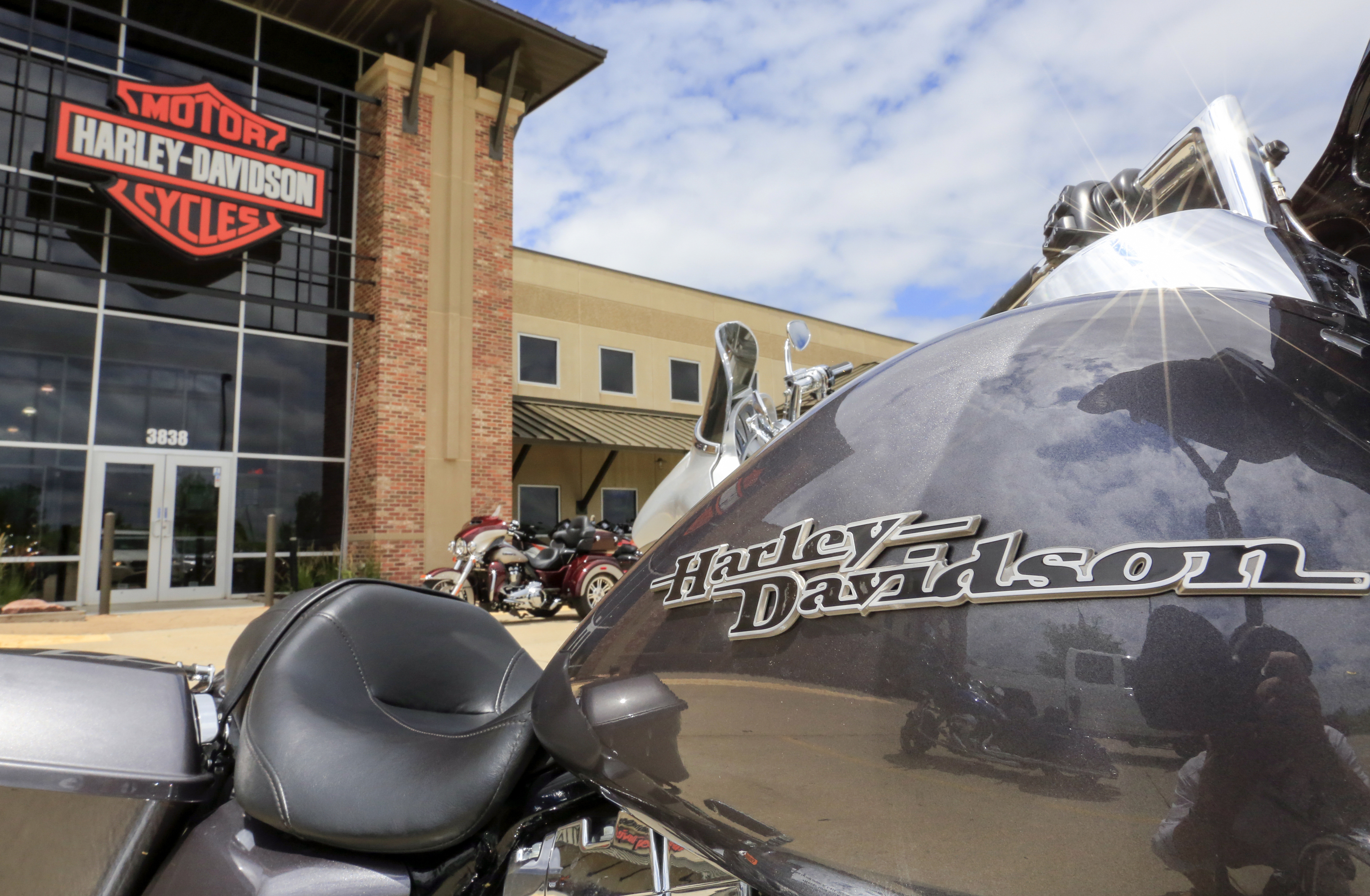 Harley-Davidson 4Q revenue weak, motorcycle shipments down