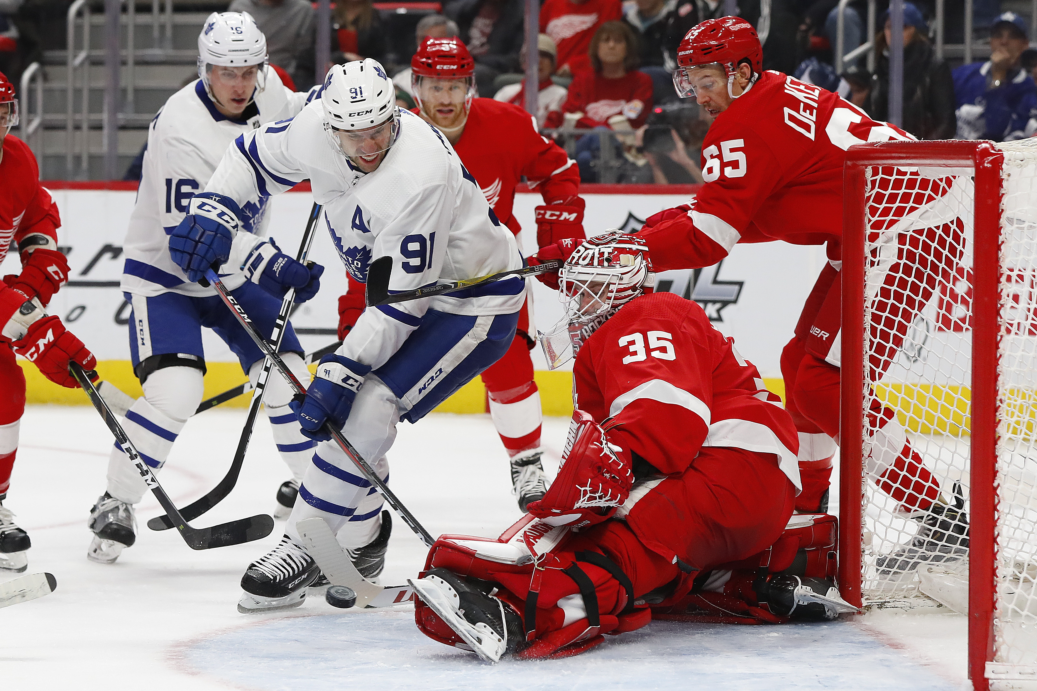 Red Wings retire Kelly's jersey, beat Maple Leafs 3-2 in OT