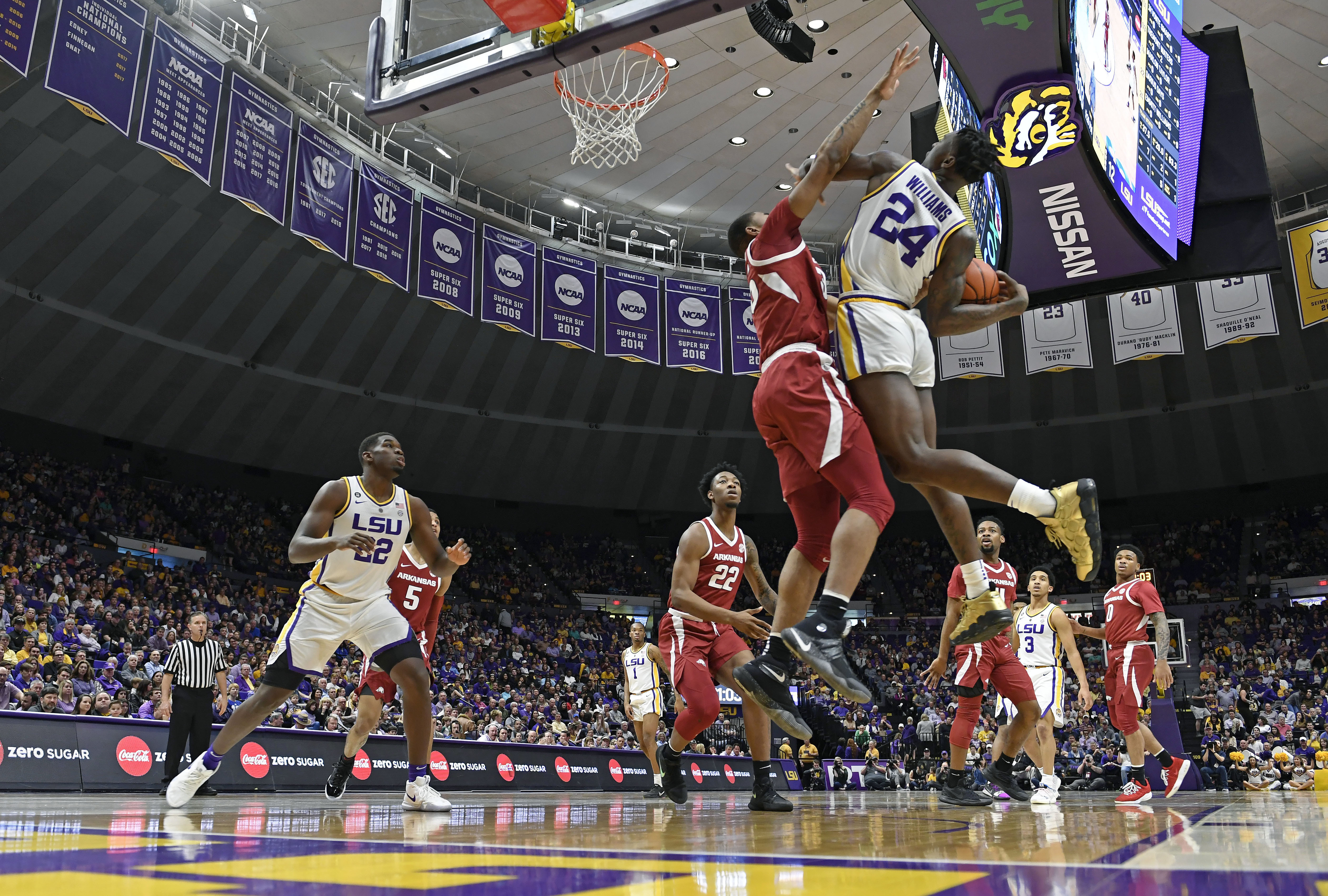 Jones hits late basket, lifts Arkansas over No. 19 LSU 90-89
