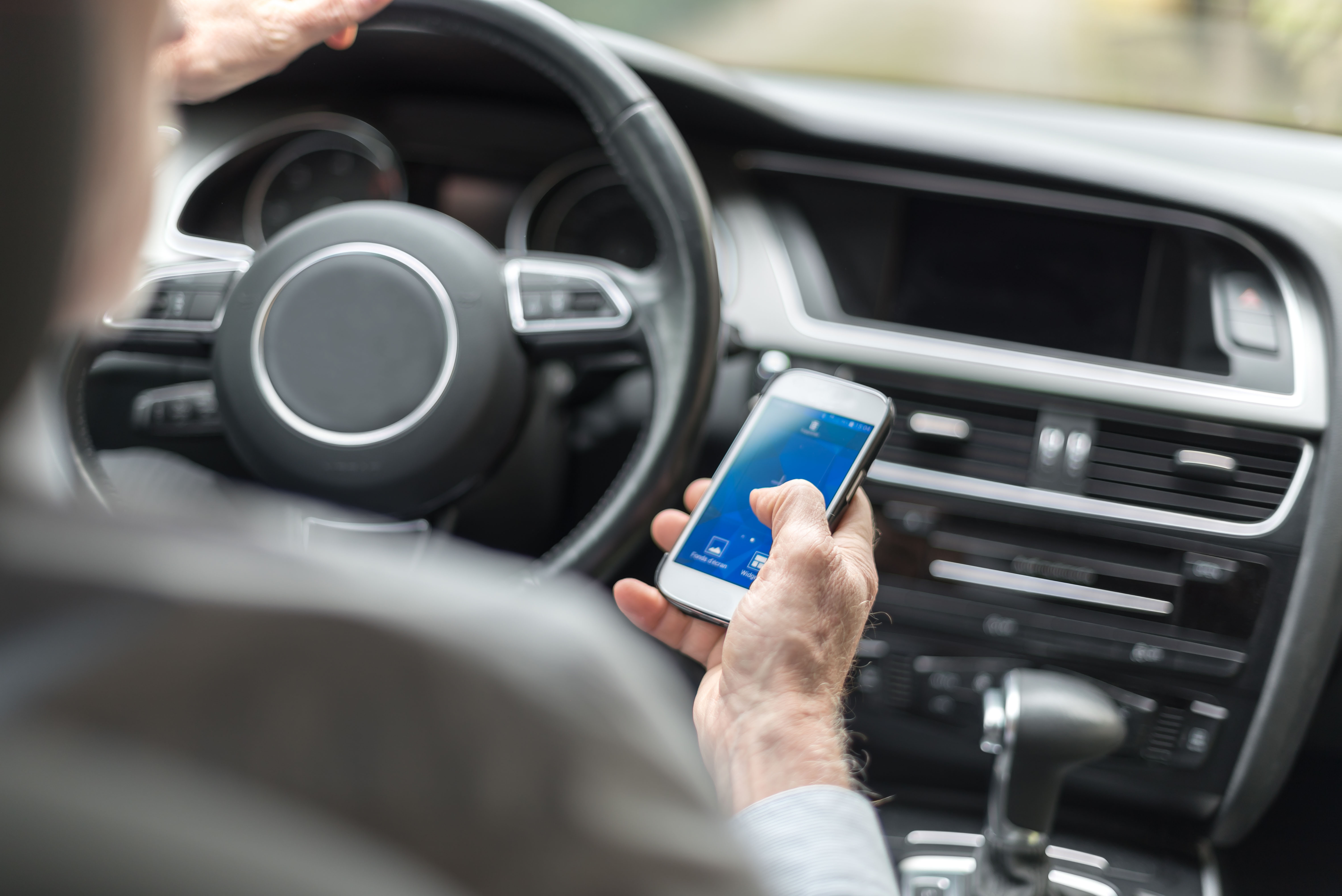 Utah House committee passes bill to prohibit handheld use of cellphones while driving