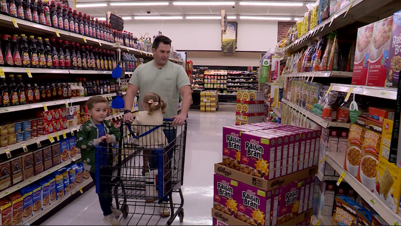 Jason Dunnigan calls himself "The Modern Dad" by sharing all household chores like grocery shopping. (Photo: KSL TV)