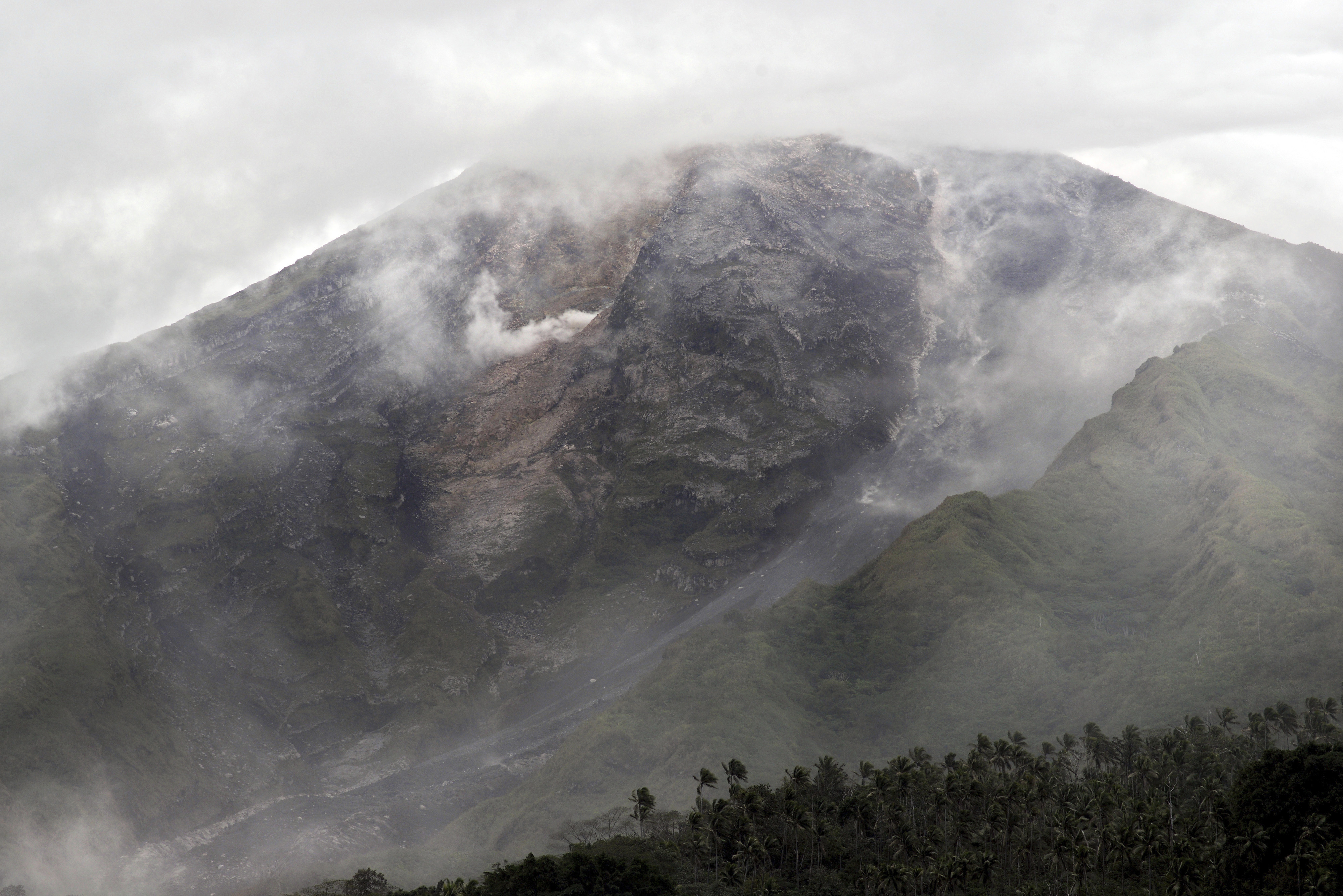 2 Indonesian volcanoes spew lava in new eruptions