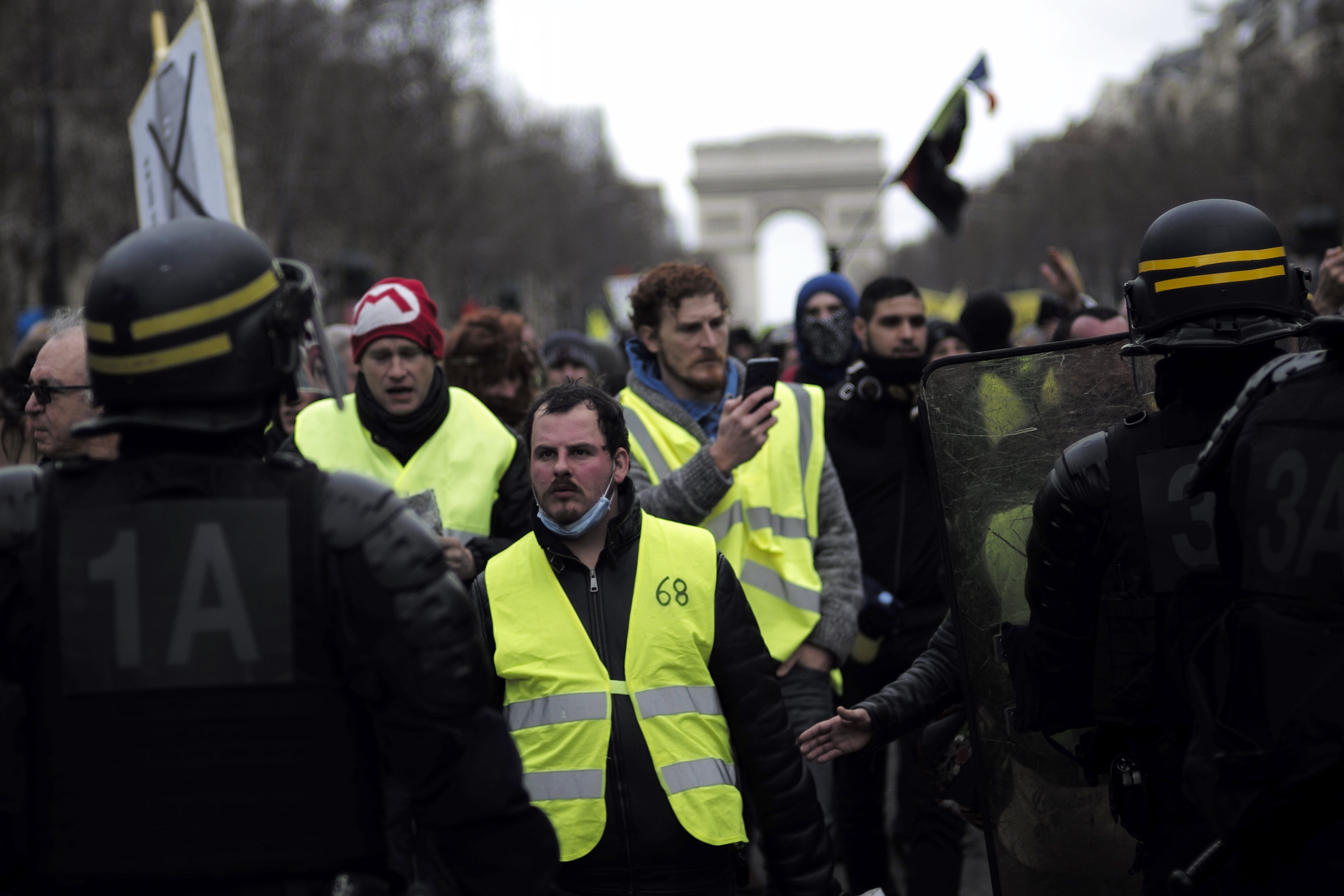 French yellow vest anti-govt protests turn violent in Paris