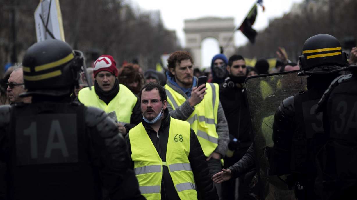 French yellow vest anti-govt protests turn violent in Paris