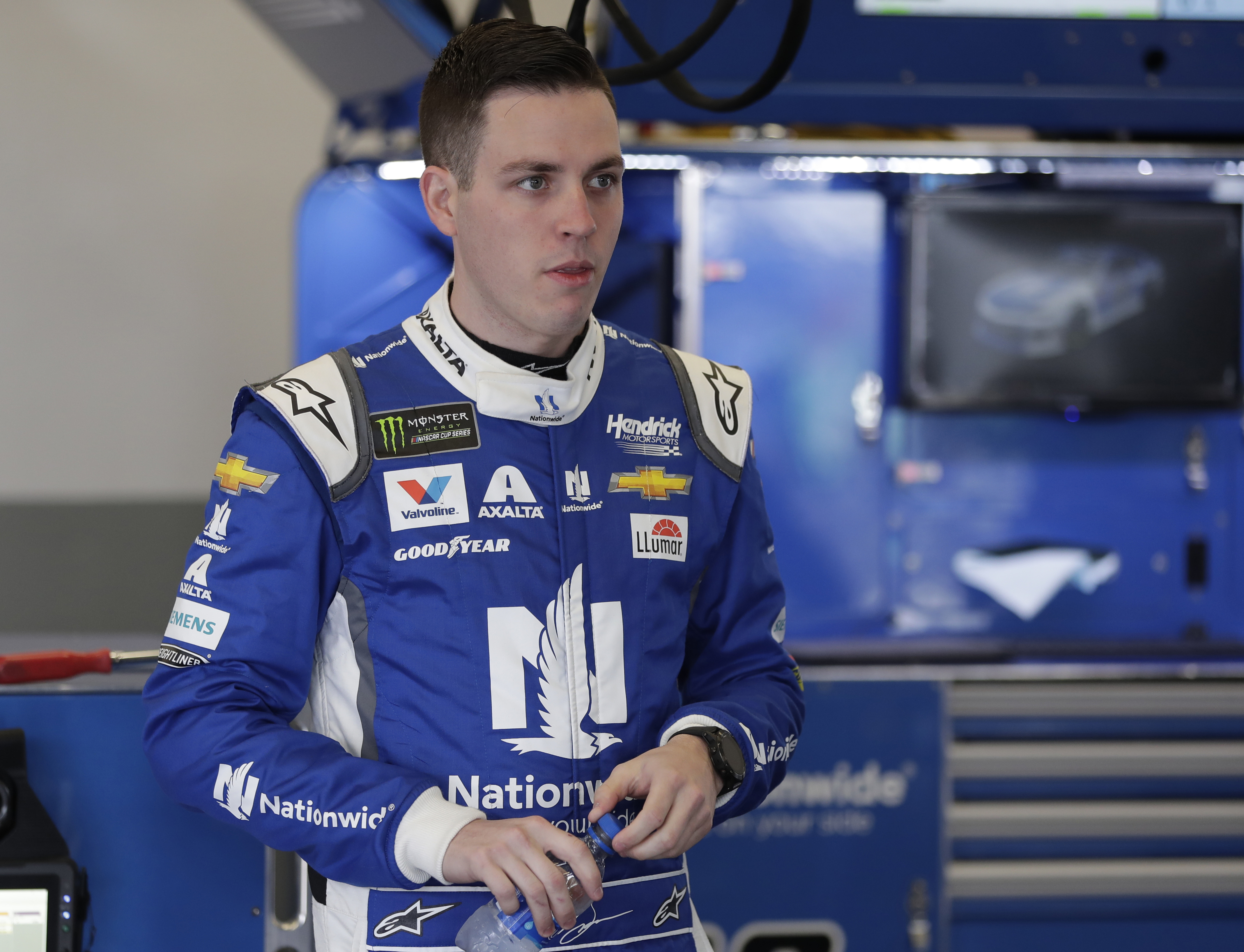 Byron wins Daytona 500 pole, puts Hendrick up front again