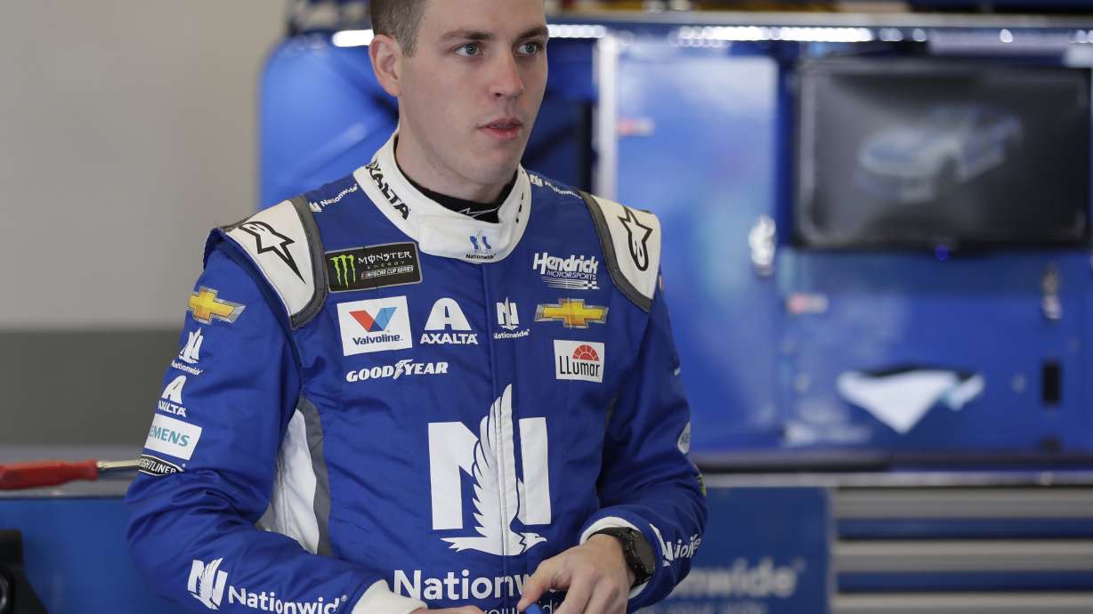 Byron wins Daytona 500 pole, puts Hendrick up front again