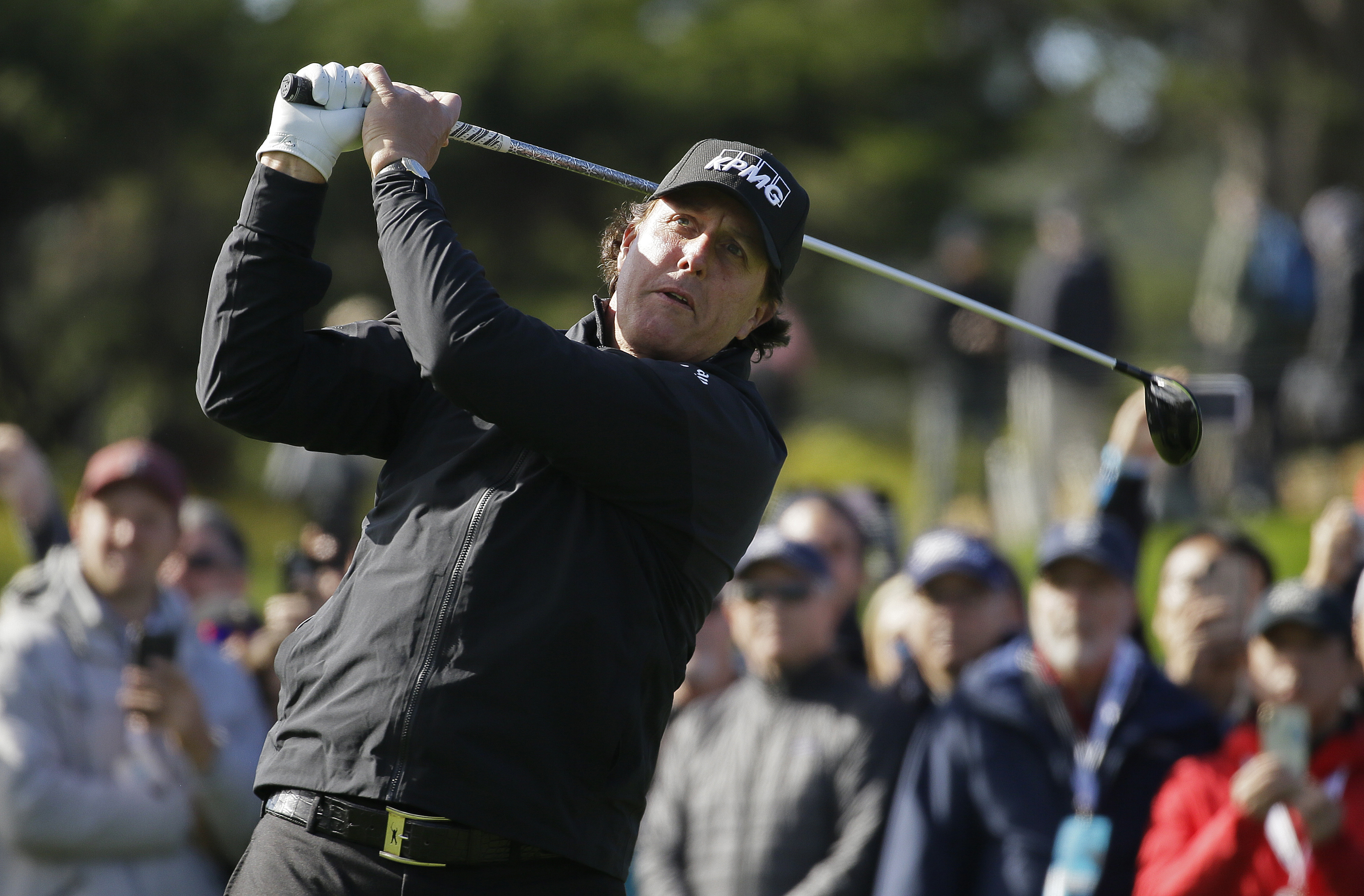 Phil Mickelson on brink of 5th Pebble Beach victory