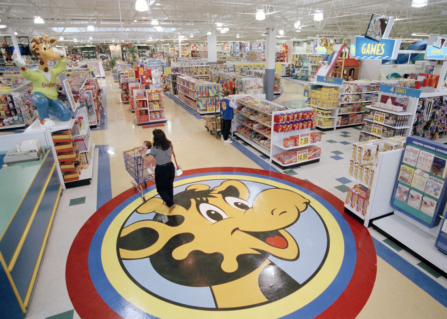 Toys R Us plans second act by holiday season