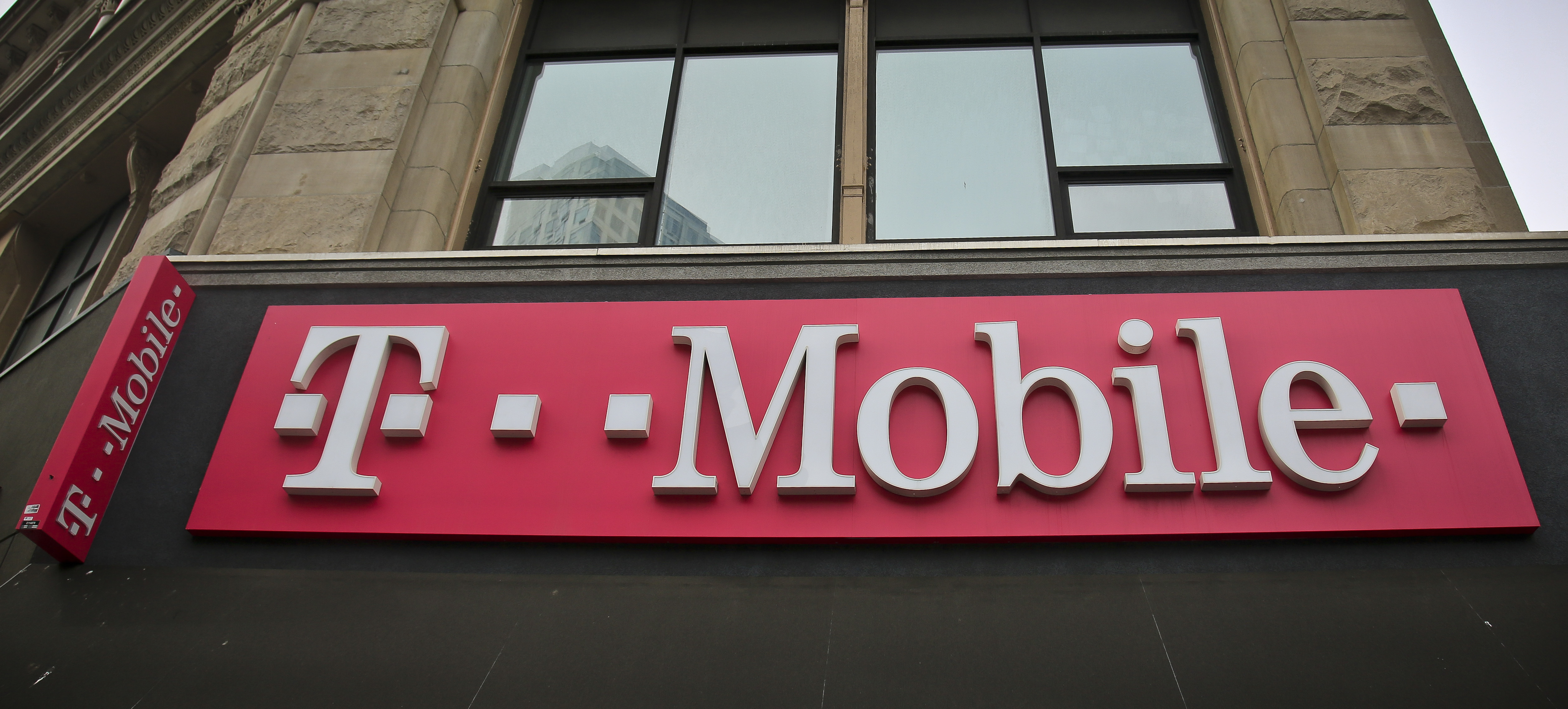 Democrats question pledges in $26.5B T-Mobile-Sprint deal