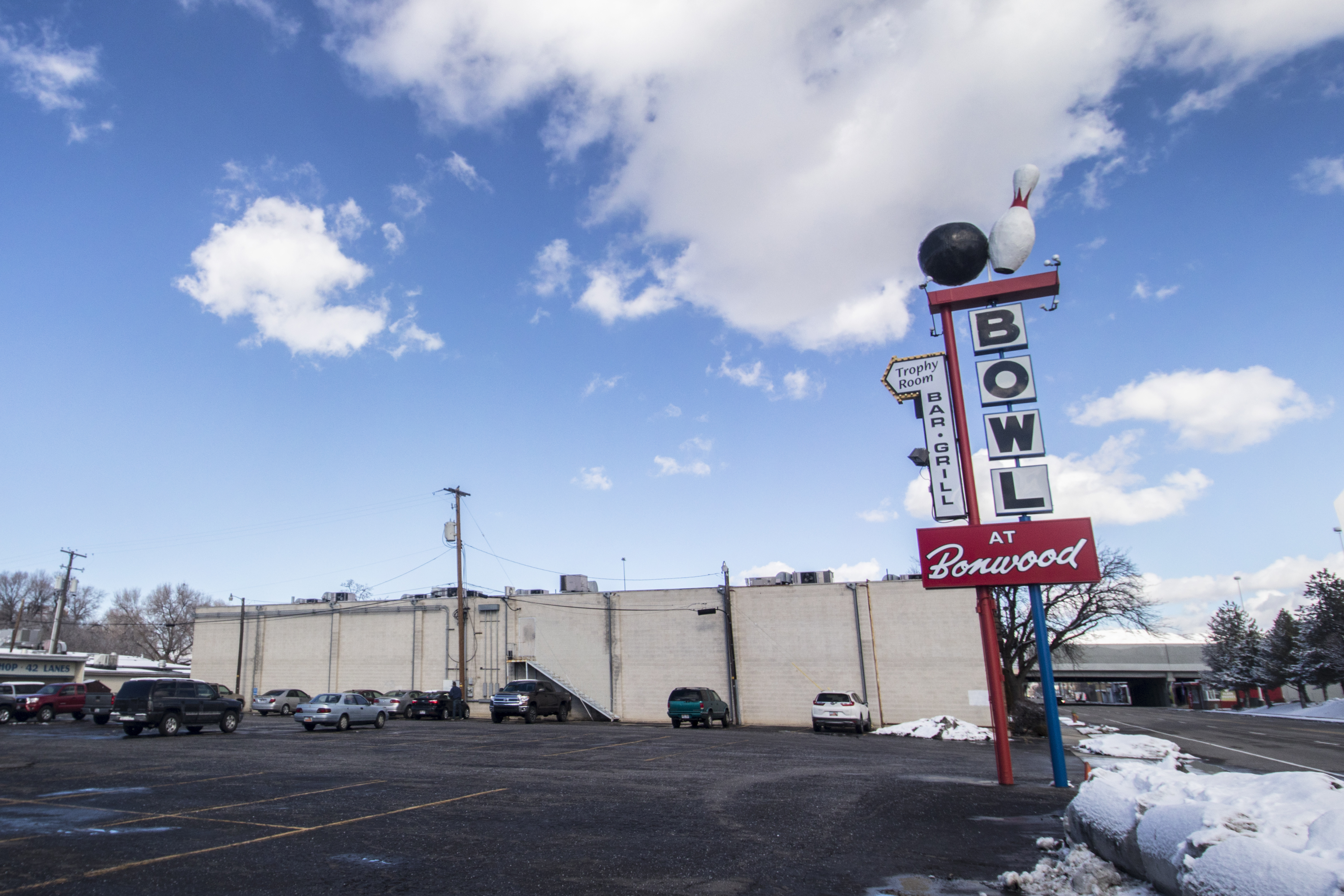 Bonwood Bowl owners pay $25K to repair vintage sign after alleged drunk driver damaged it