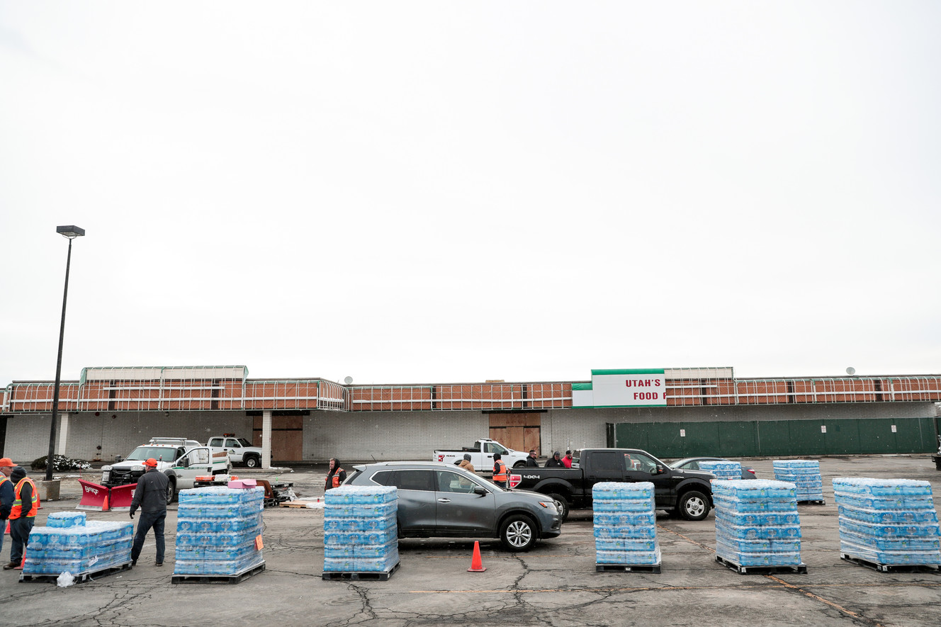 Sandy city employees distribute water to residents at a staging area on 700 East in Sandy on Saturday, Feb. 16, 2019. Residents in a portion of Sandy have been instructed not to use their tap water due to lead and copper contamination. Photo: Spenser Heaps, KSL