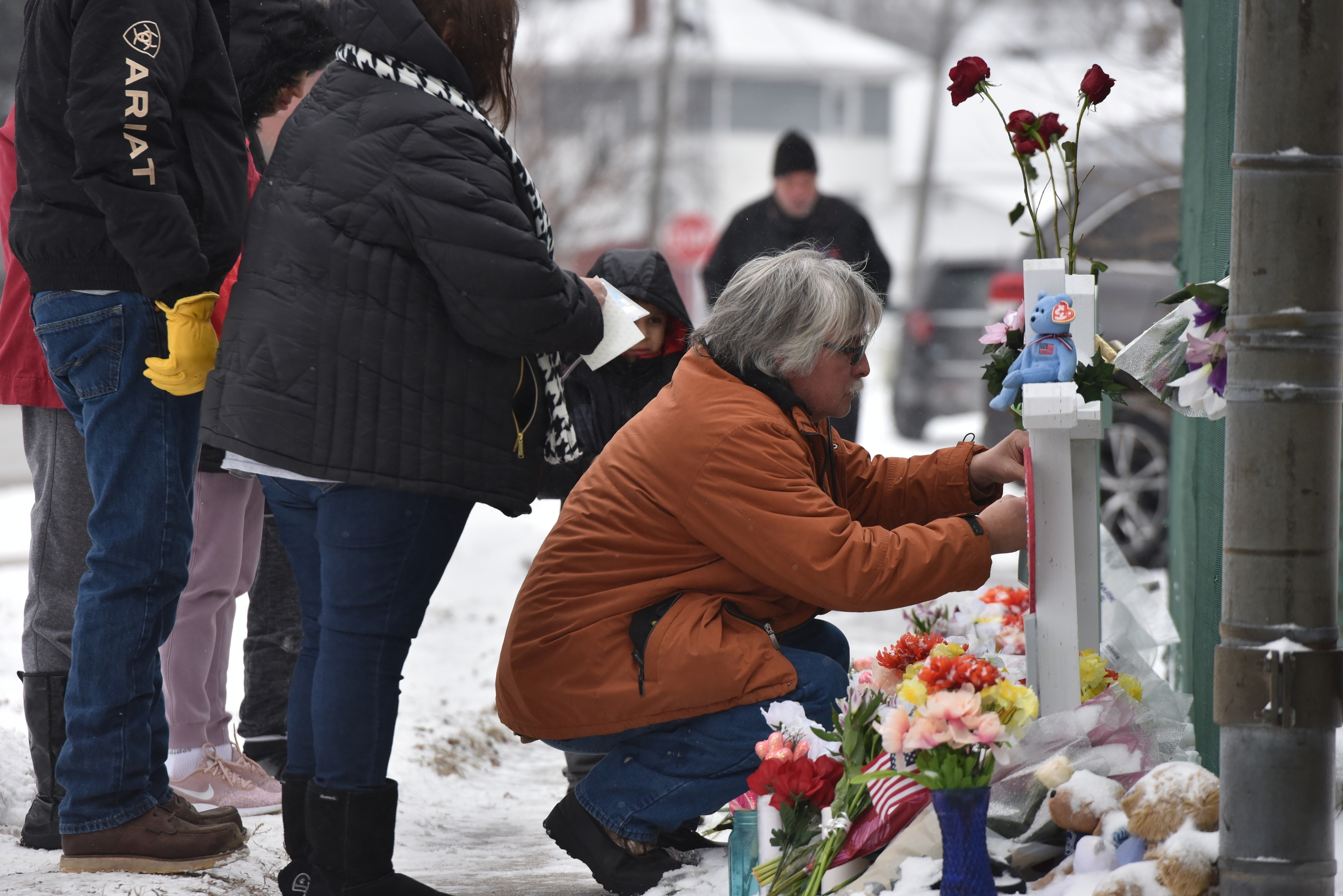 Illinois man known for white crosses makes 5 for hometown