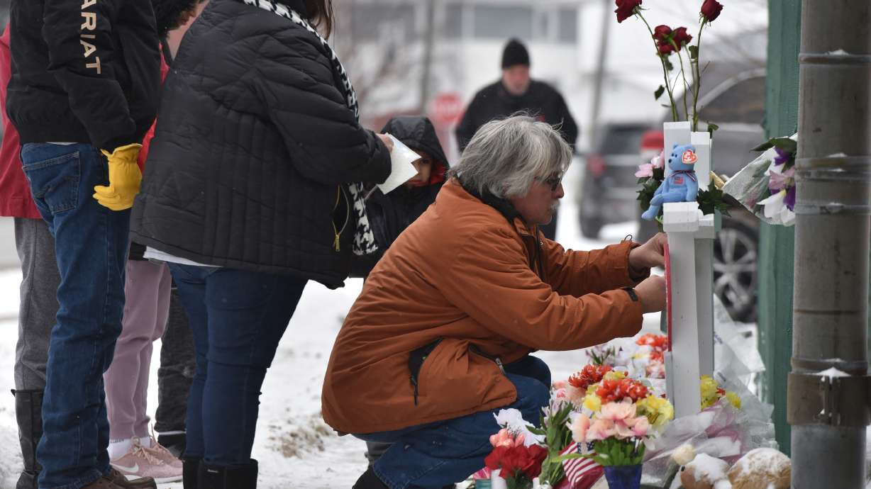 Illinois man known for white crosses makes 5 for hometown