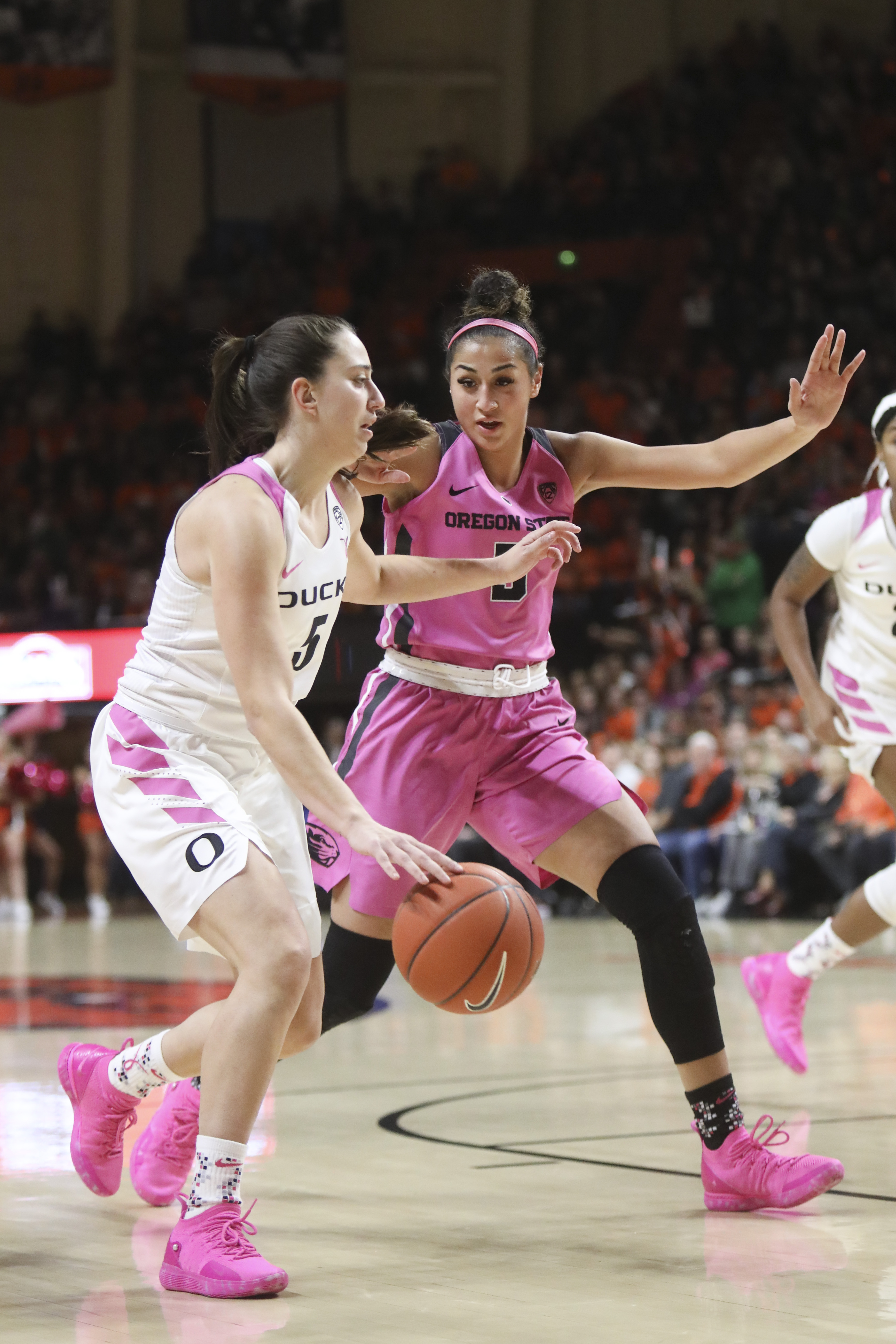 No. 12 Oregon State holds off No. 2 Oregon 67-62