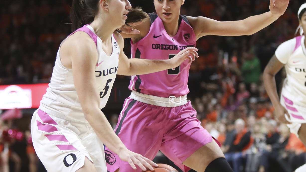 No. 12 Oregon State holds off No. 2 Oregon 67-62