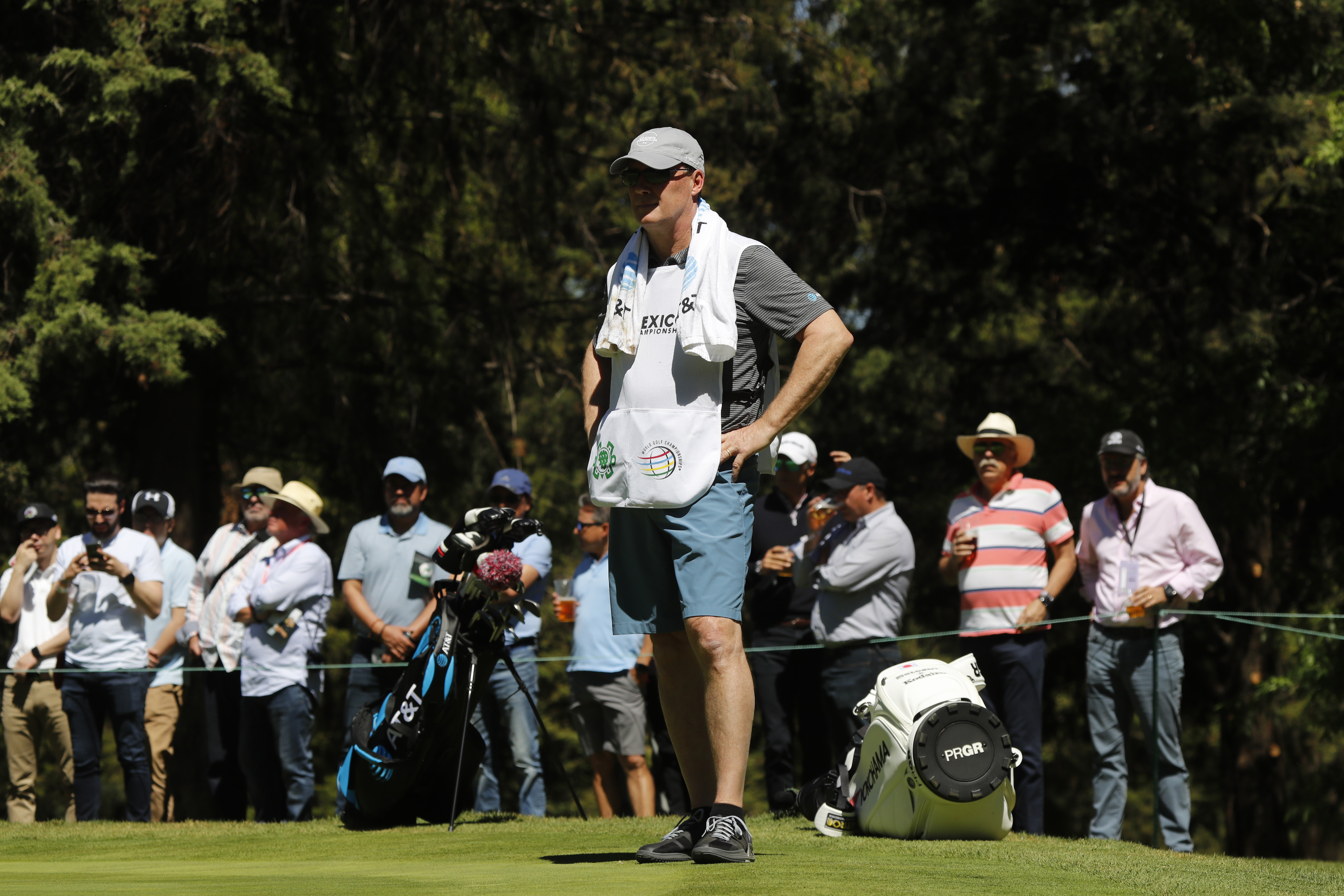 Spieth's father fills in as caddie in Mexico