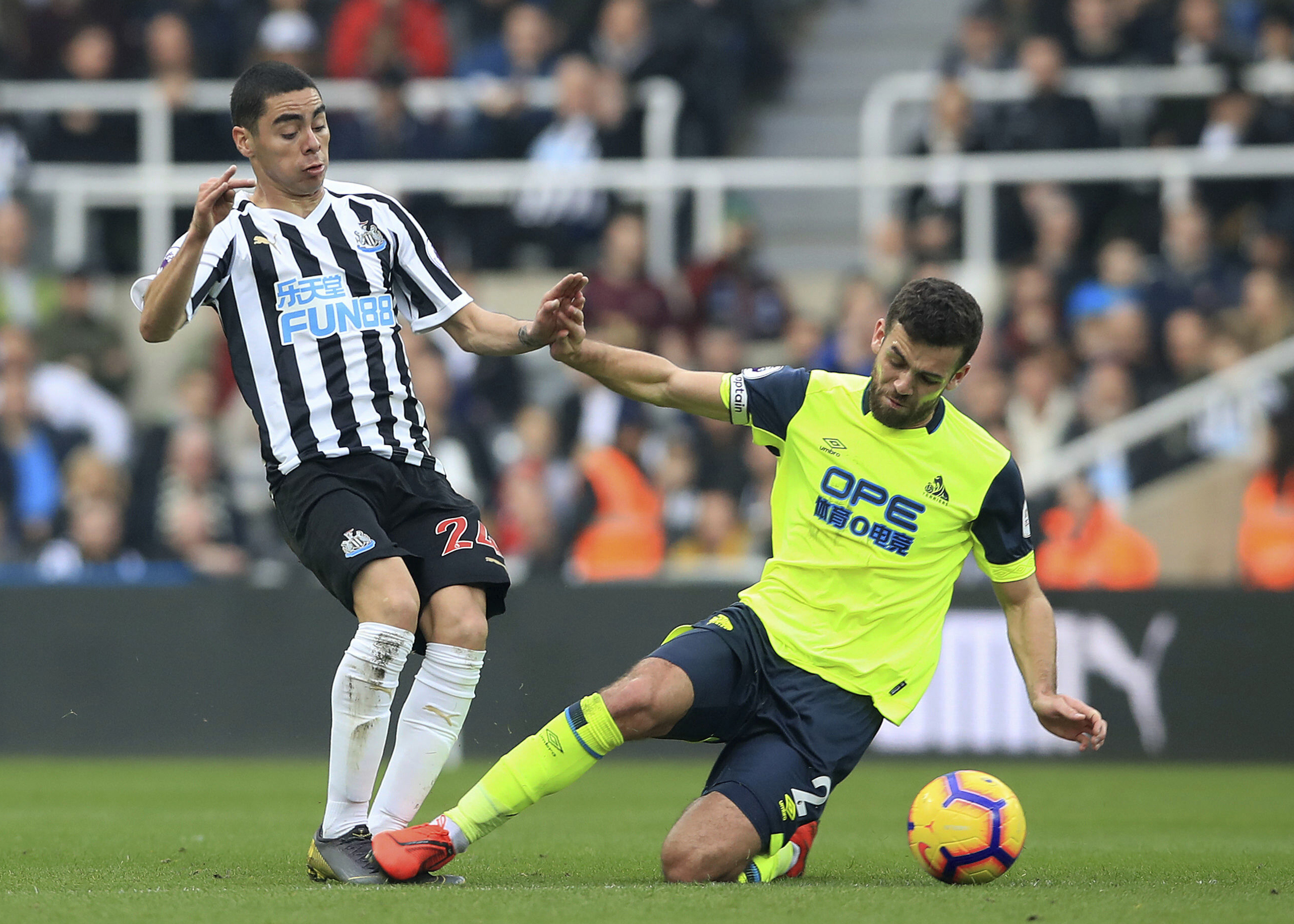 Newcastle beats 10-man Huddersfield 2-0 in Premier League