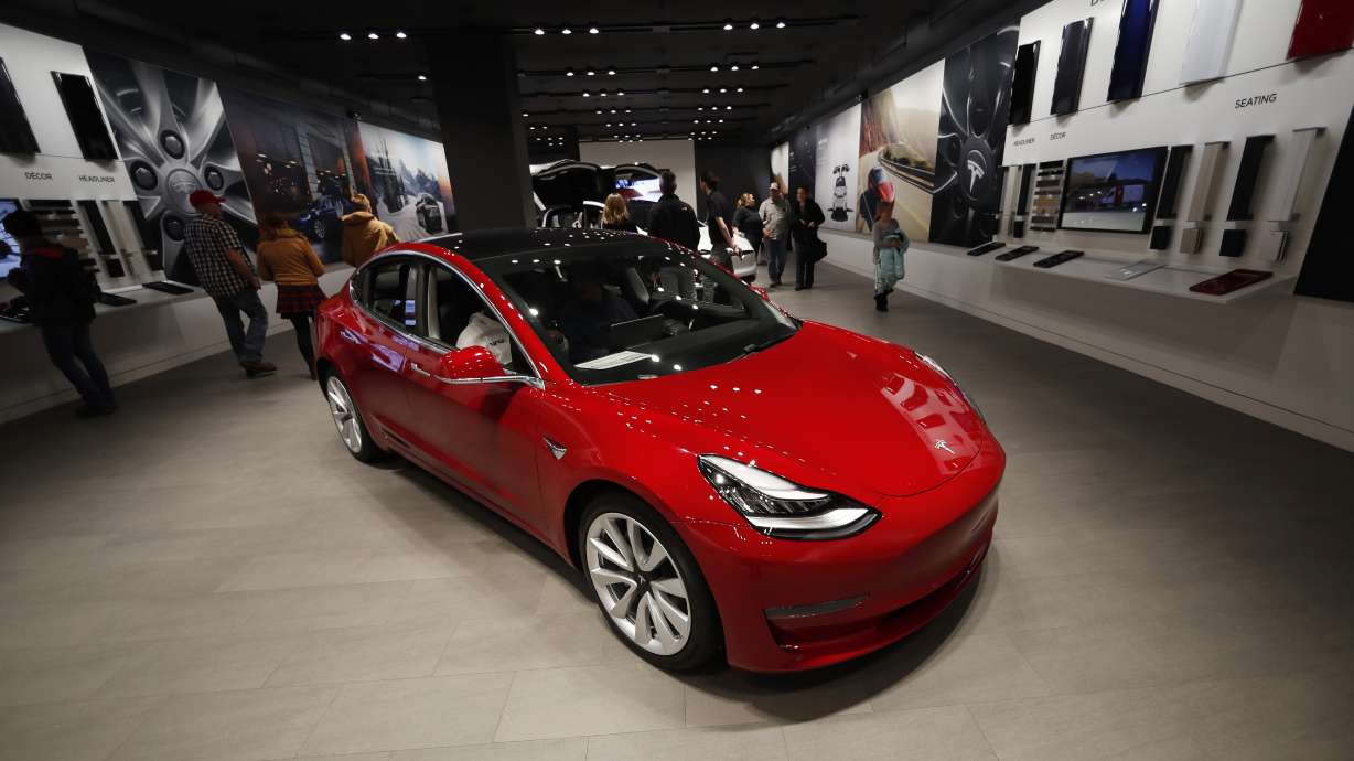 Tesla's online-only sales approach comes with big risks