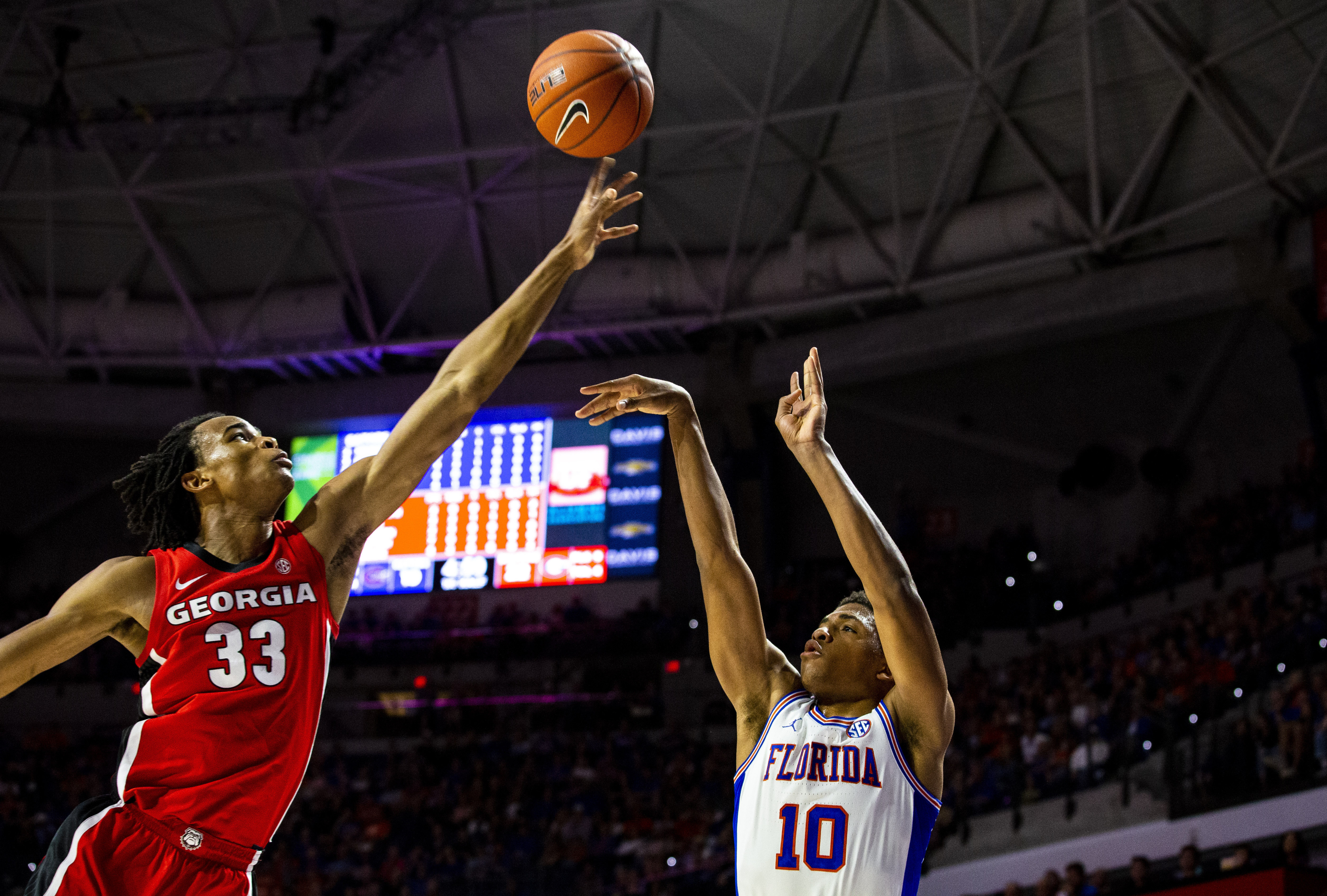 Claxton scores career-high 25, Georgia upsets Florida 61-55