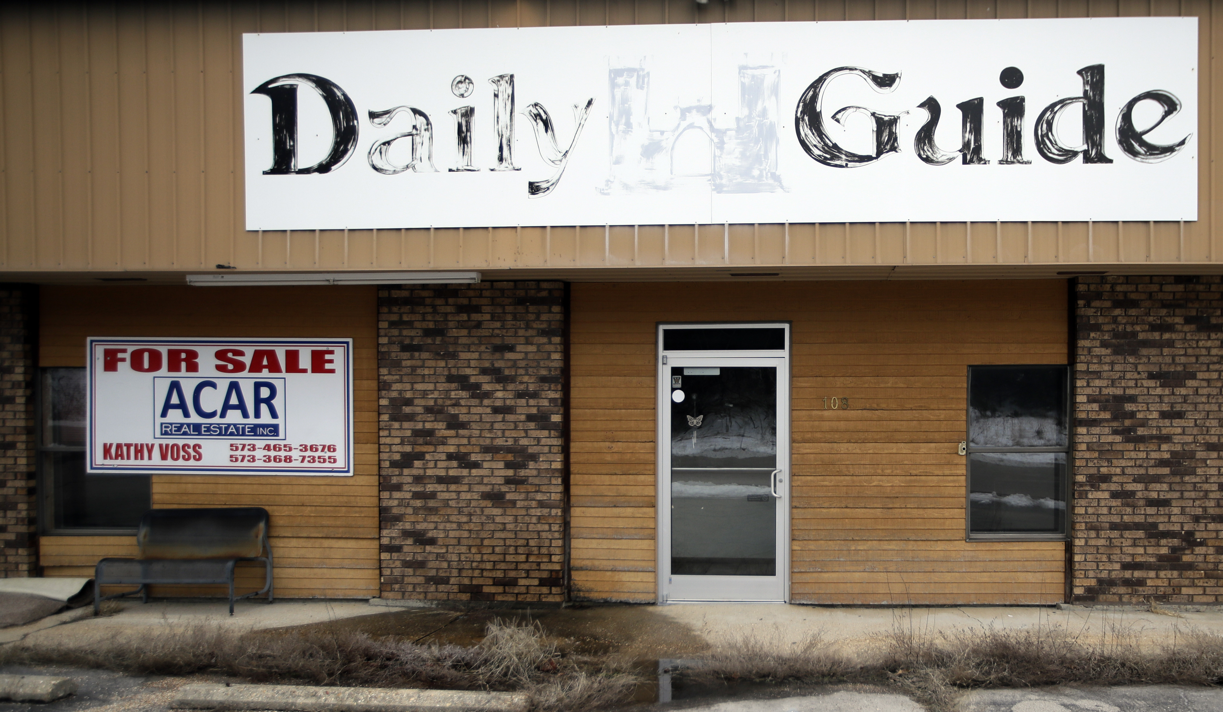 Decline in readers, ads leads hundreds of newspapers to fold