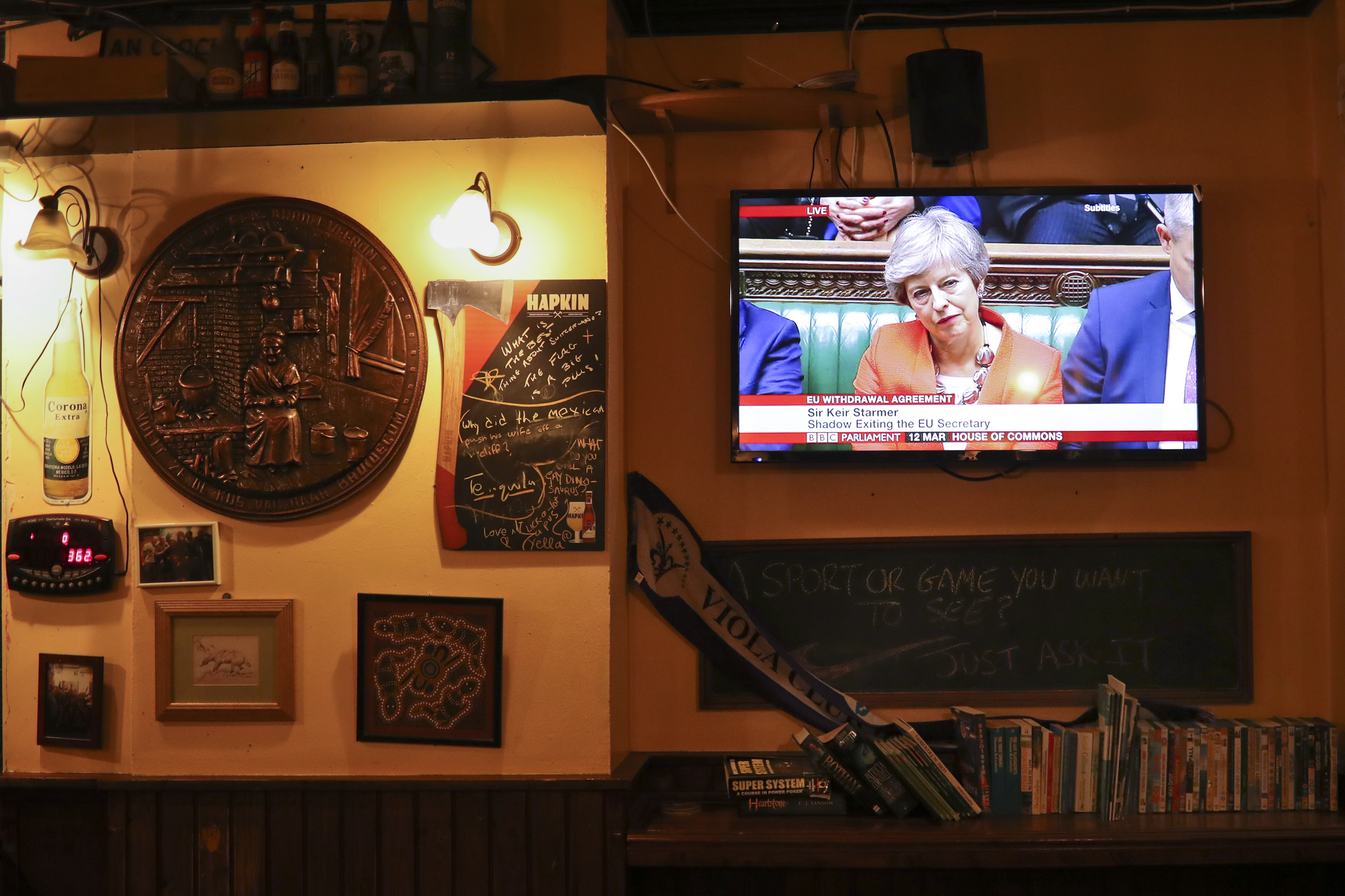 Anti-Brexit Britons hit Irish pub in Brussels to watch vote