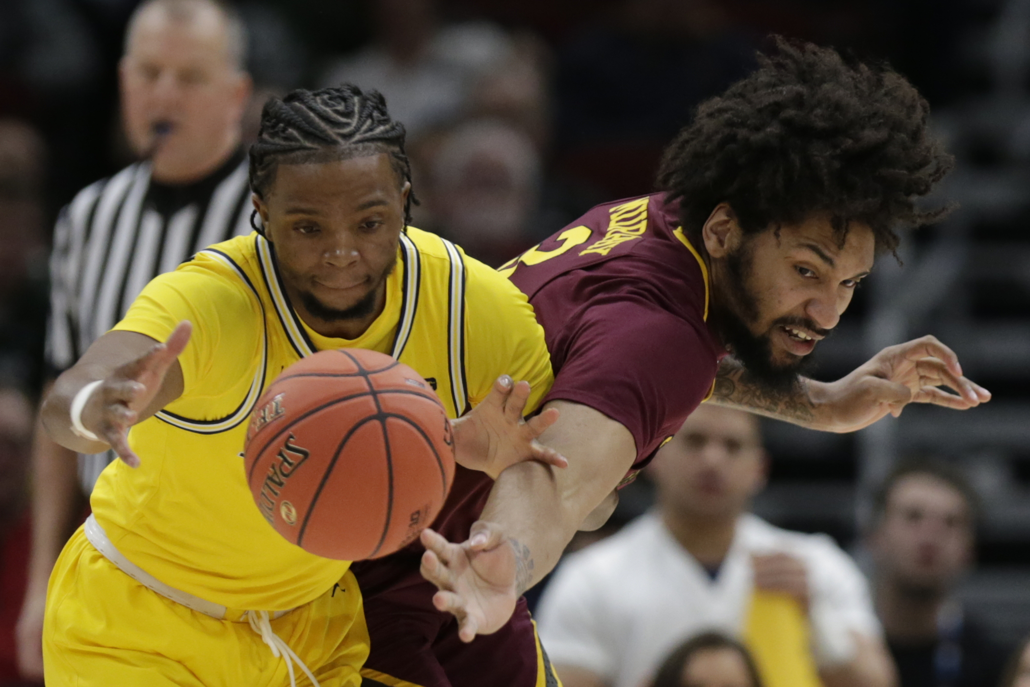 Livers scores 21, No. 10 Michigan pounds Minnesota 76-49