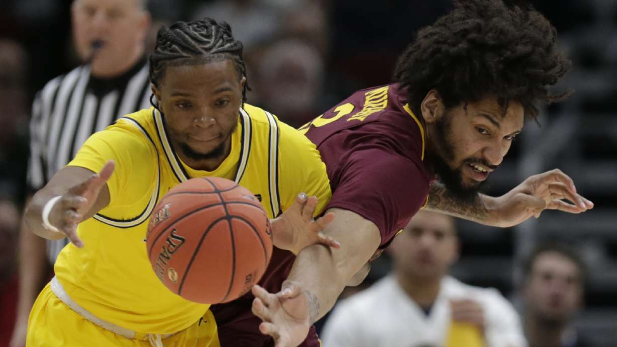 Livers scores 21, No. 10 Michigan pounds Minnesota 76-49