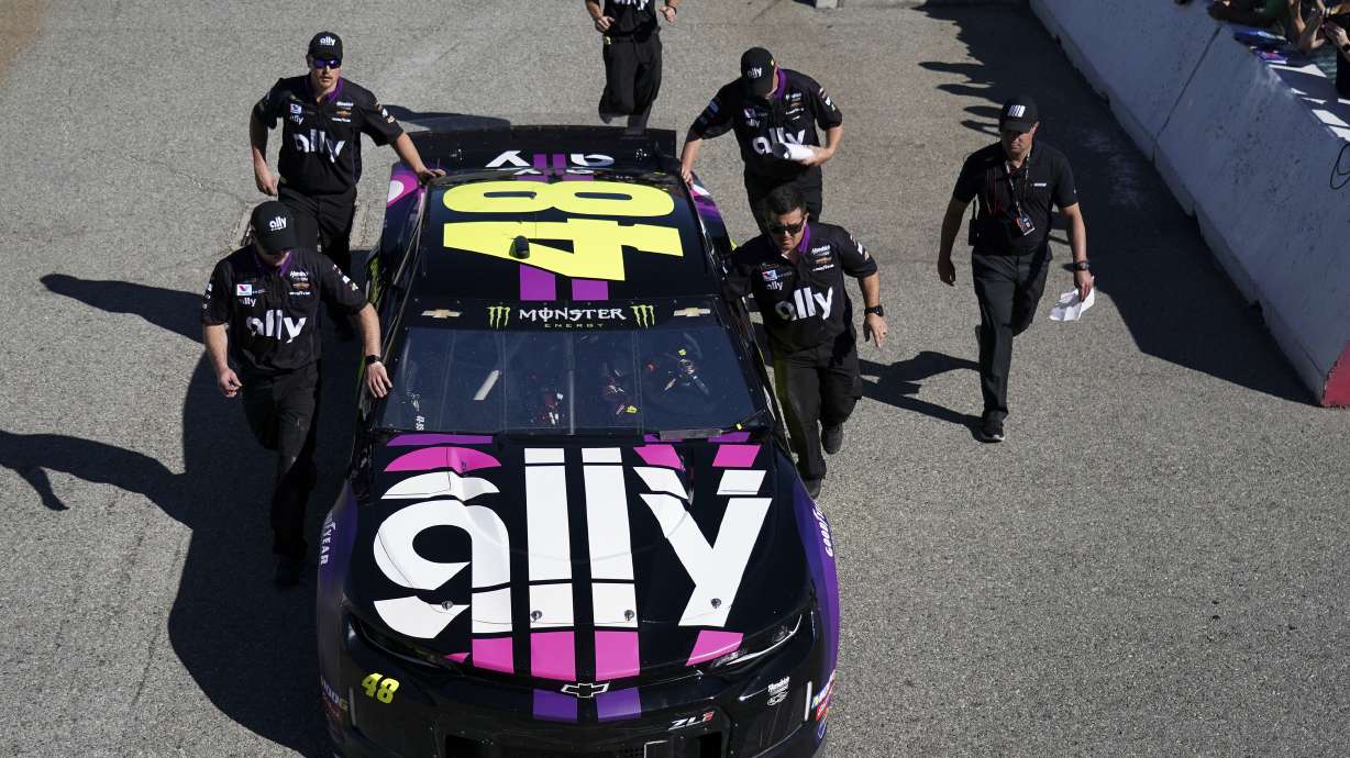 Kyle Busch ties Petty's record with 200th career NASCAR win