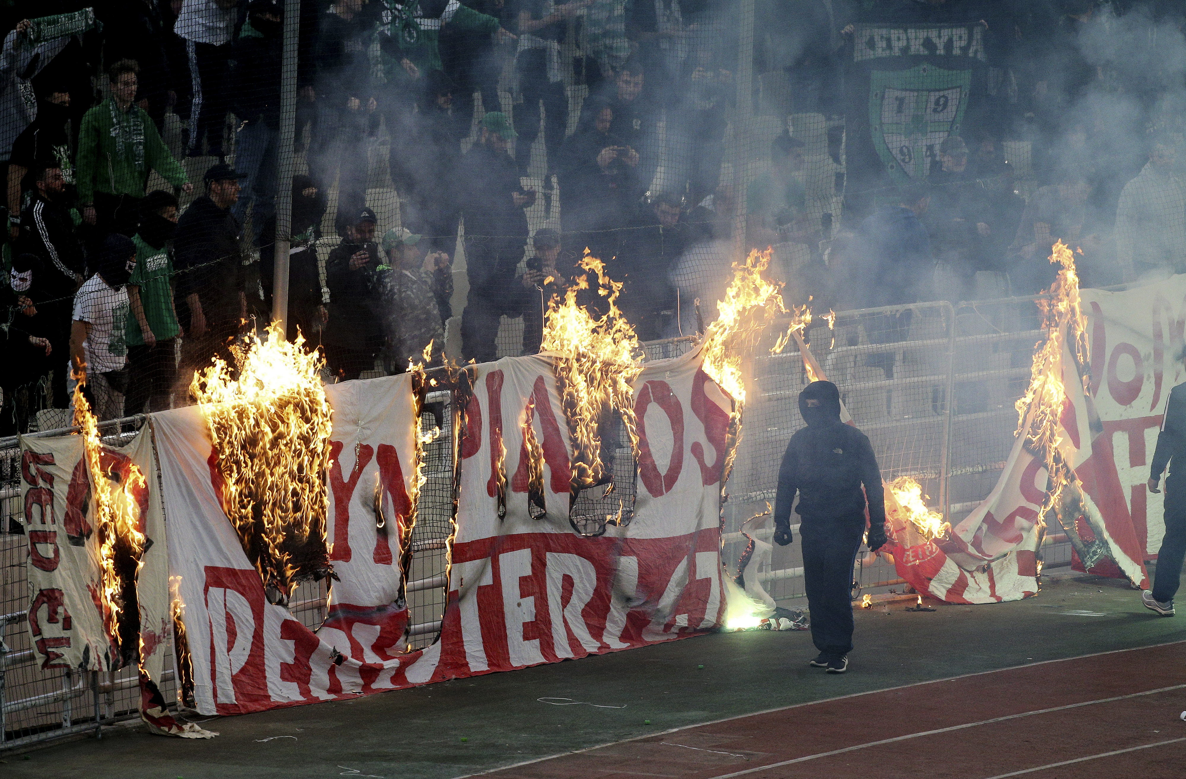 Panathinaikos-Olympiakos game abandoned after clashes