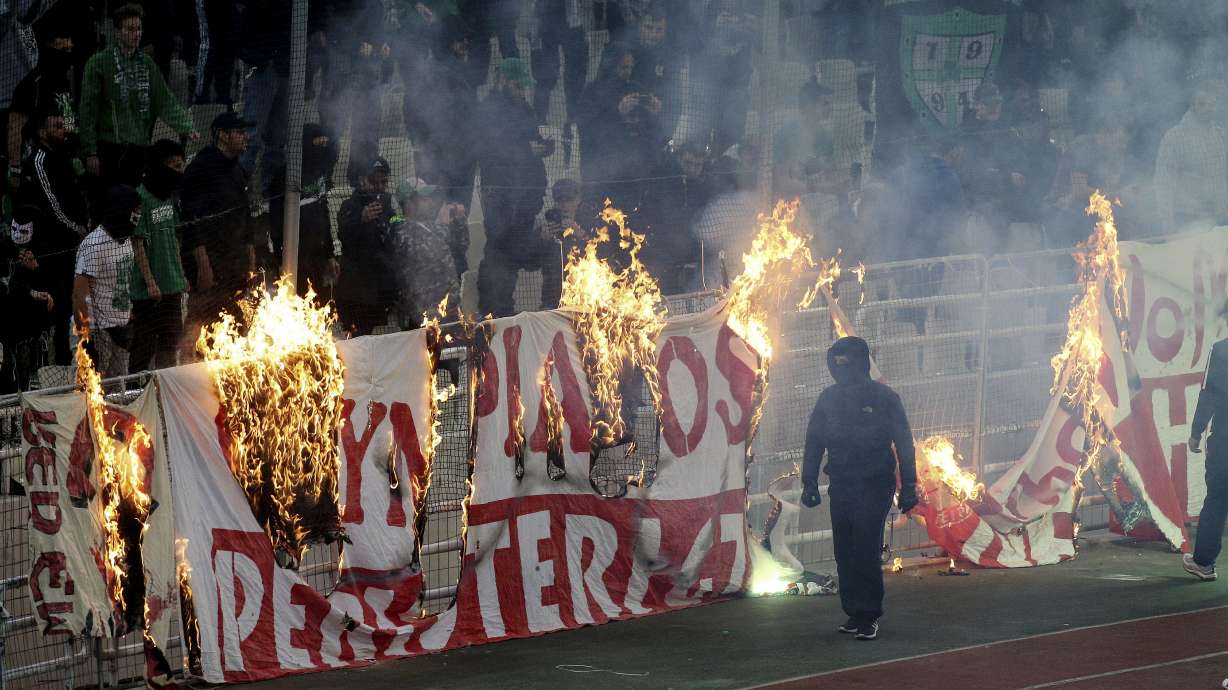 Panathinaikos-Olympiakos game abandoned after clashes