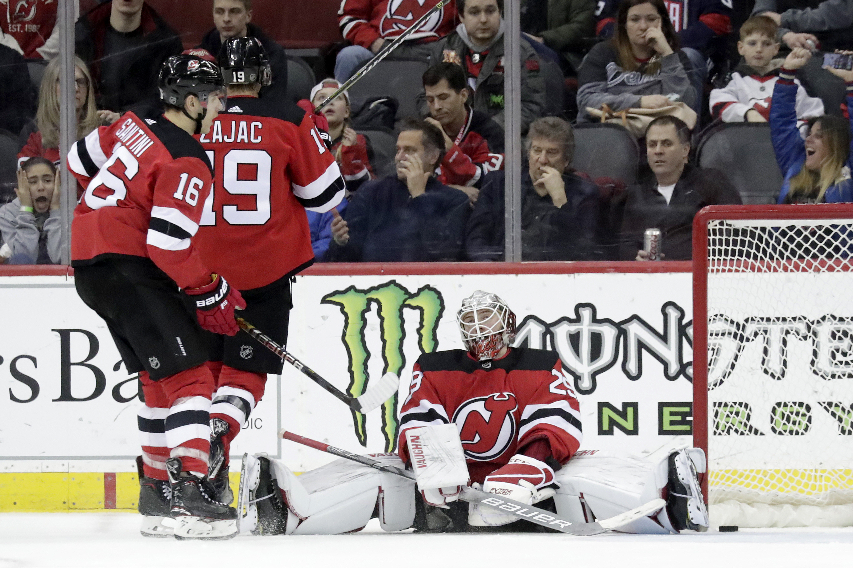 Connolly leads Caps into 1st place with 4-1 win over Devils