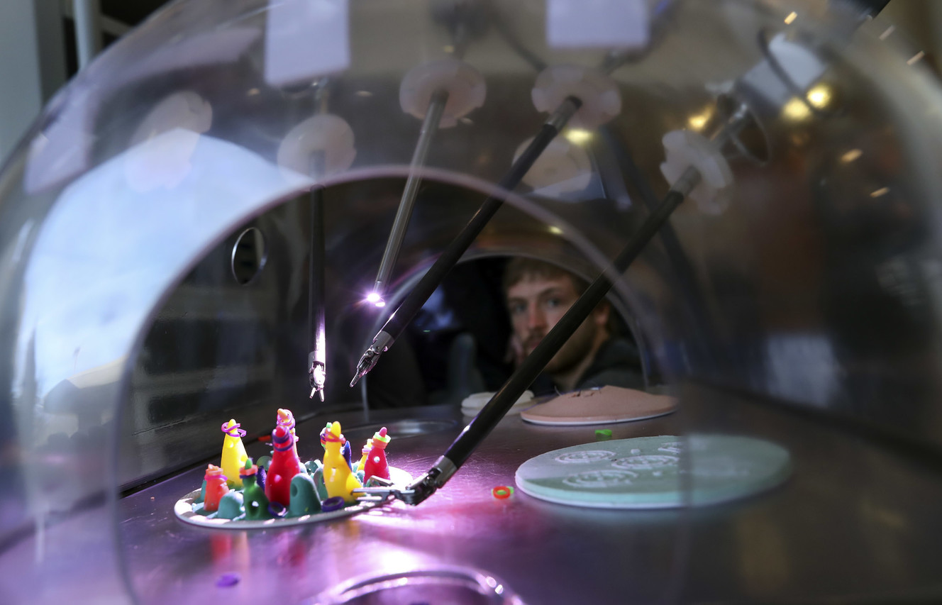 Jeff Studebaker, clinical sales manager for Intuitive Surgical, demonstrates the da Vinci Surgical System, during a Test Drive the Robot event at St. Mark’s Hospital in Millcreek on Wednesday, March 20, 2019. (Photo: Steve Griffin, KSL)