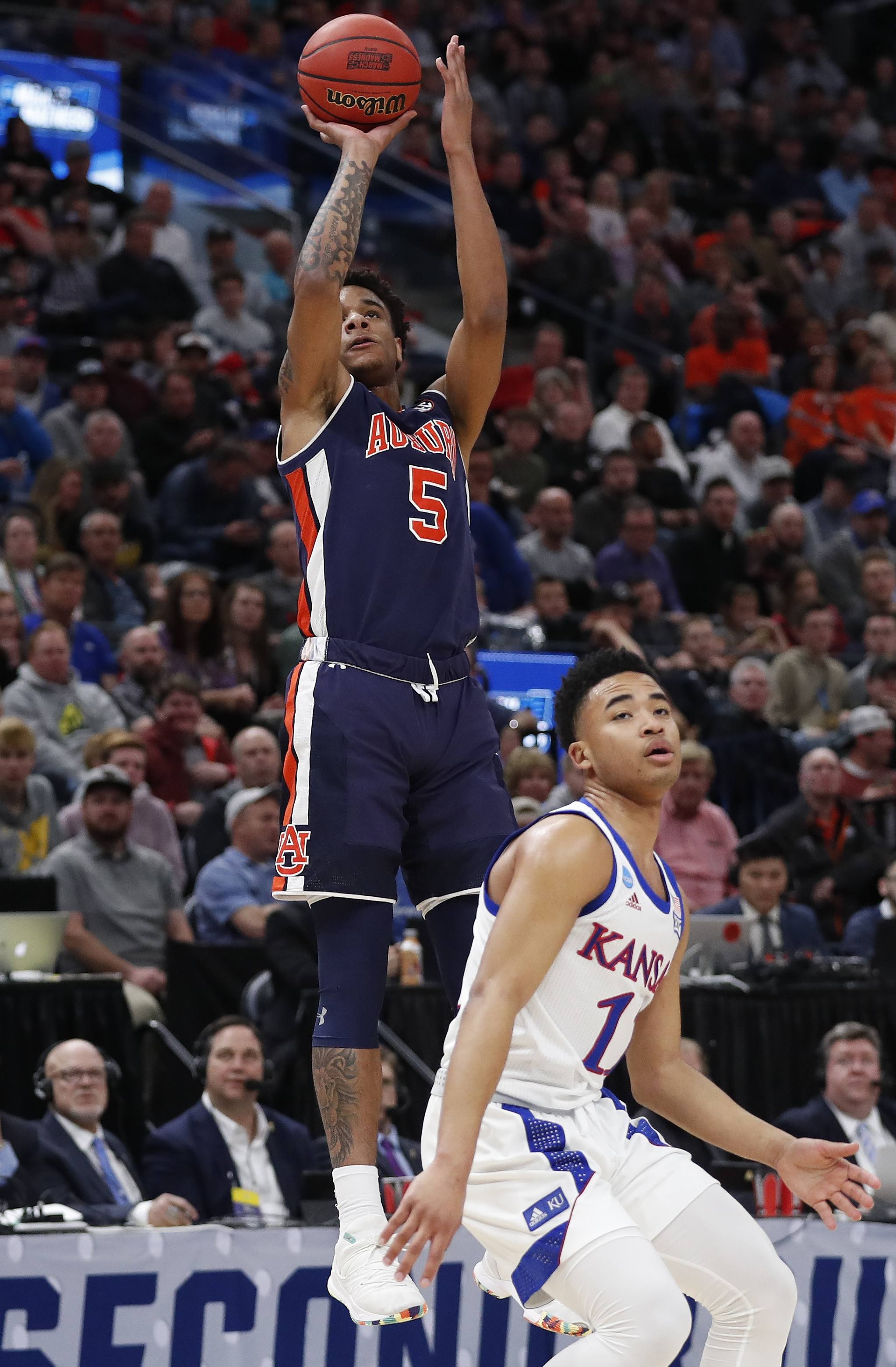 Auburn blows past Kansas 89-75 to reach Sweet 16