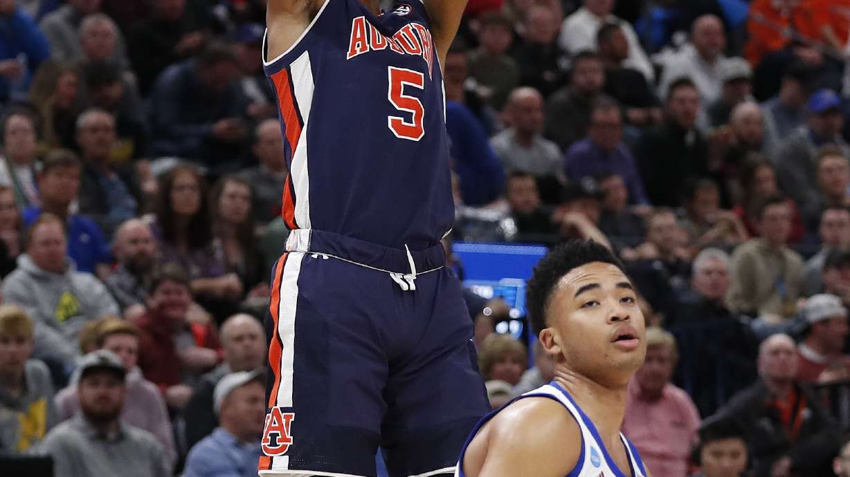 Auburn blows past Kansas 89-75 to reach Sweet 16