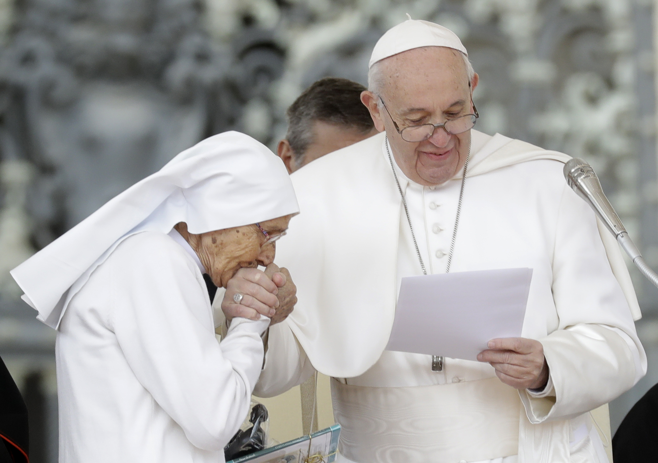 Pope allows ring kissing after earlier pulling hand away