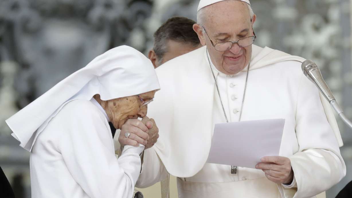 Pope allows ring kissing after earlier pulling hand away