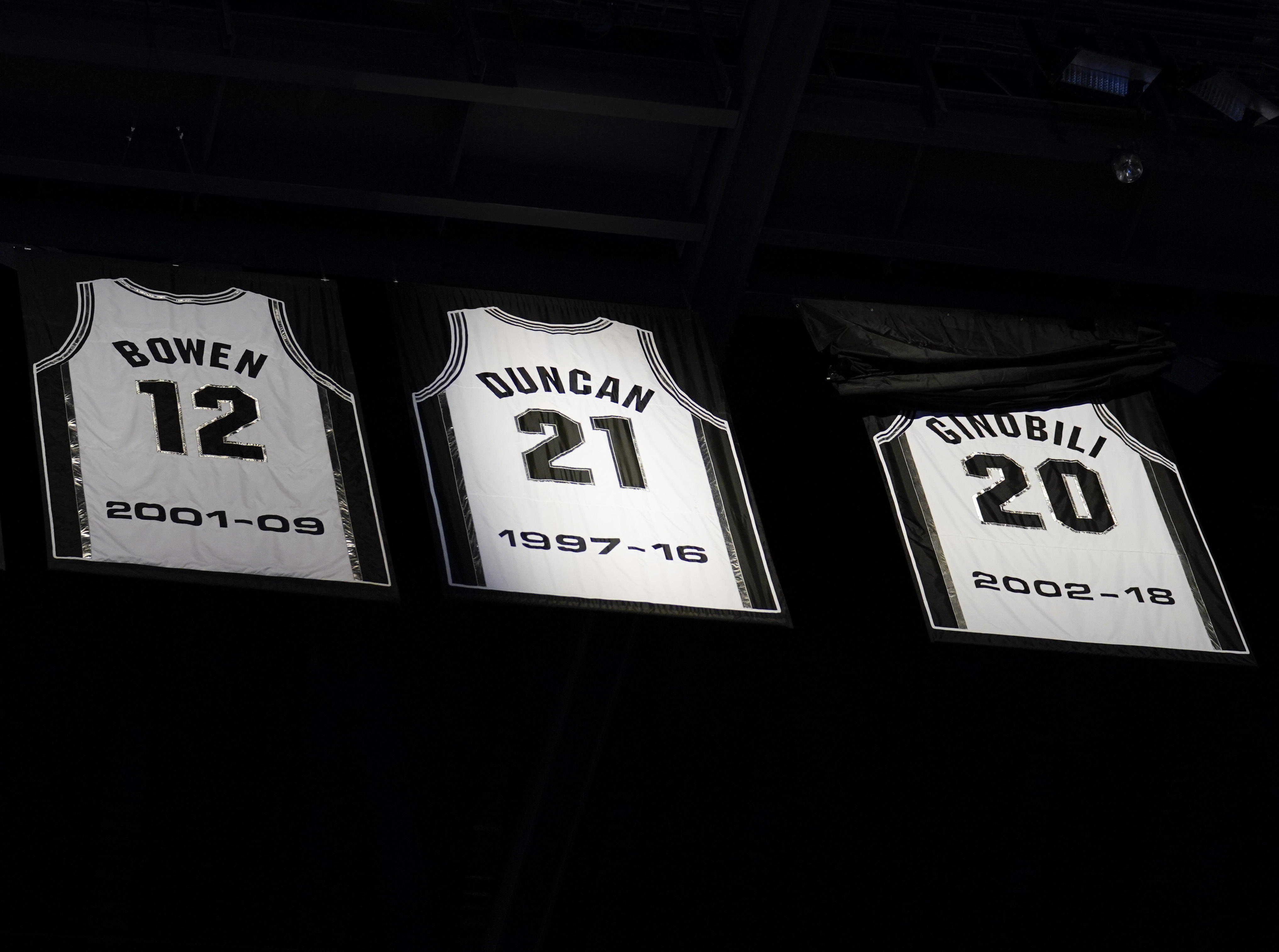 Spurs retire Ginobili's jersey during emotional ceremony