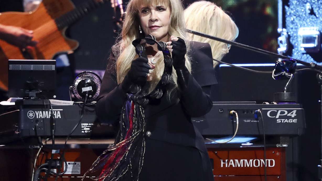 Jackson, Nicks enter hall with encouragement for women