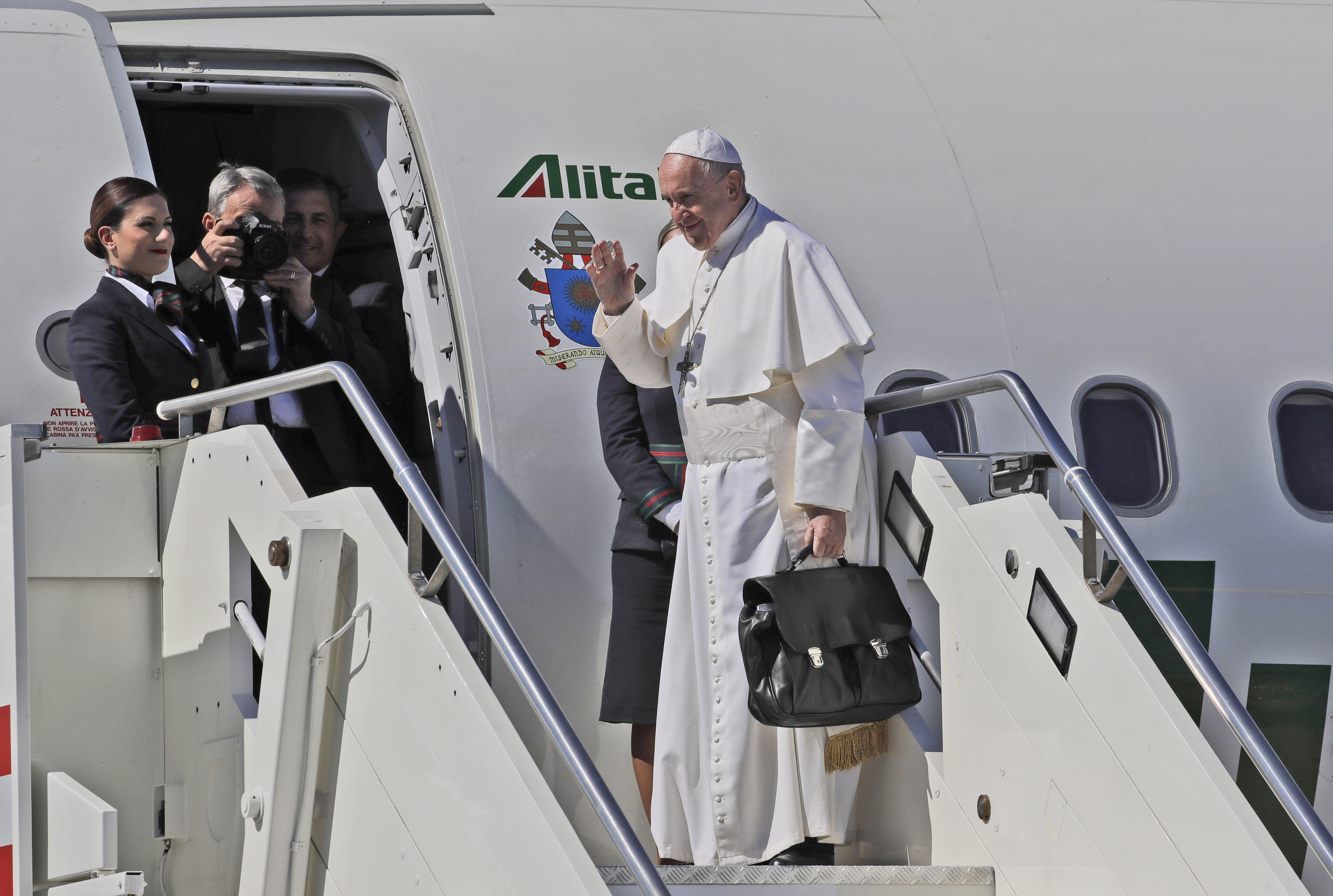 The Latest: Muslim students talk to pope about tolerance