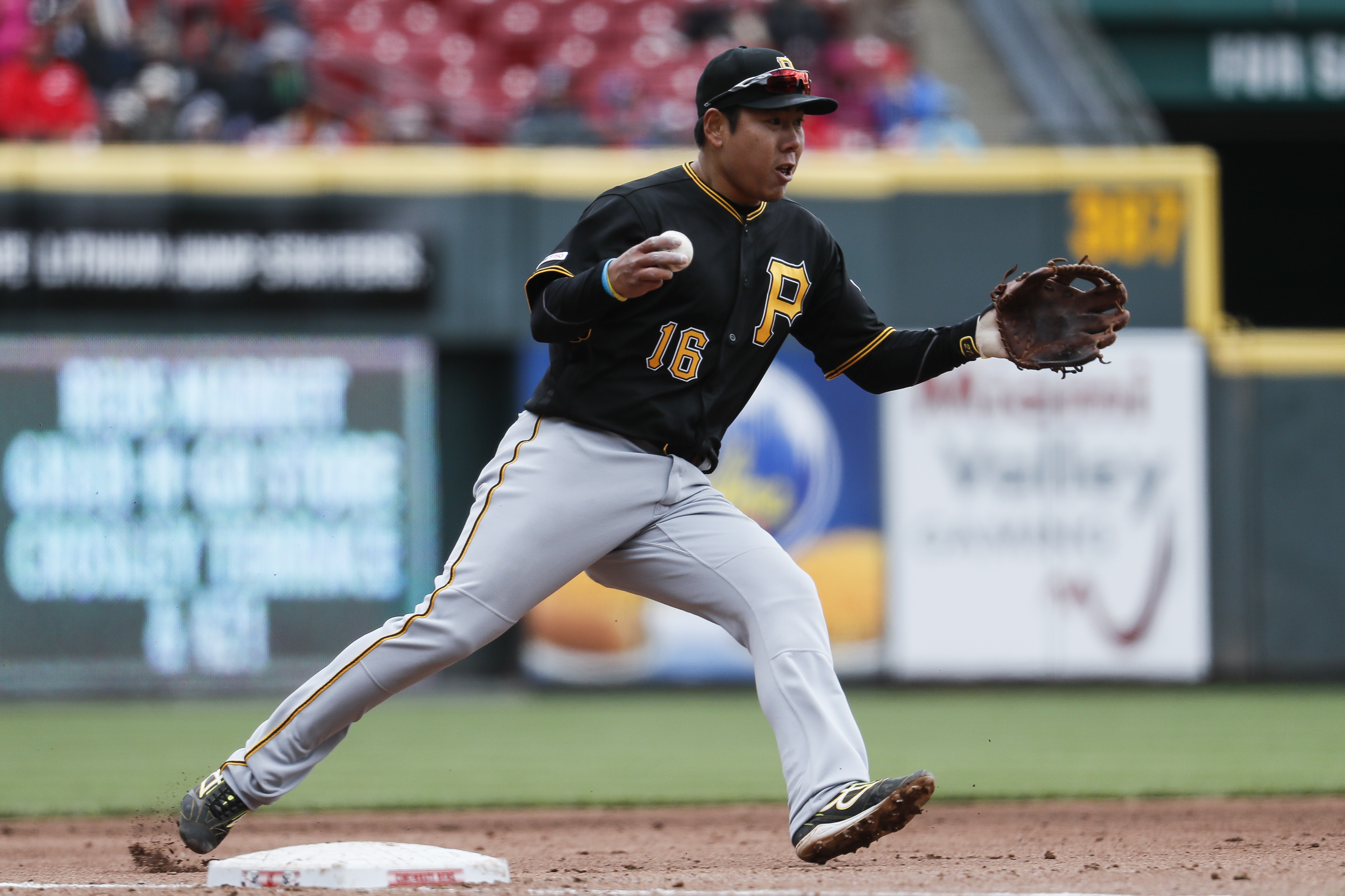 Williams leads Pirates past Reds 5-0
