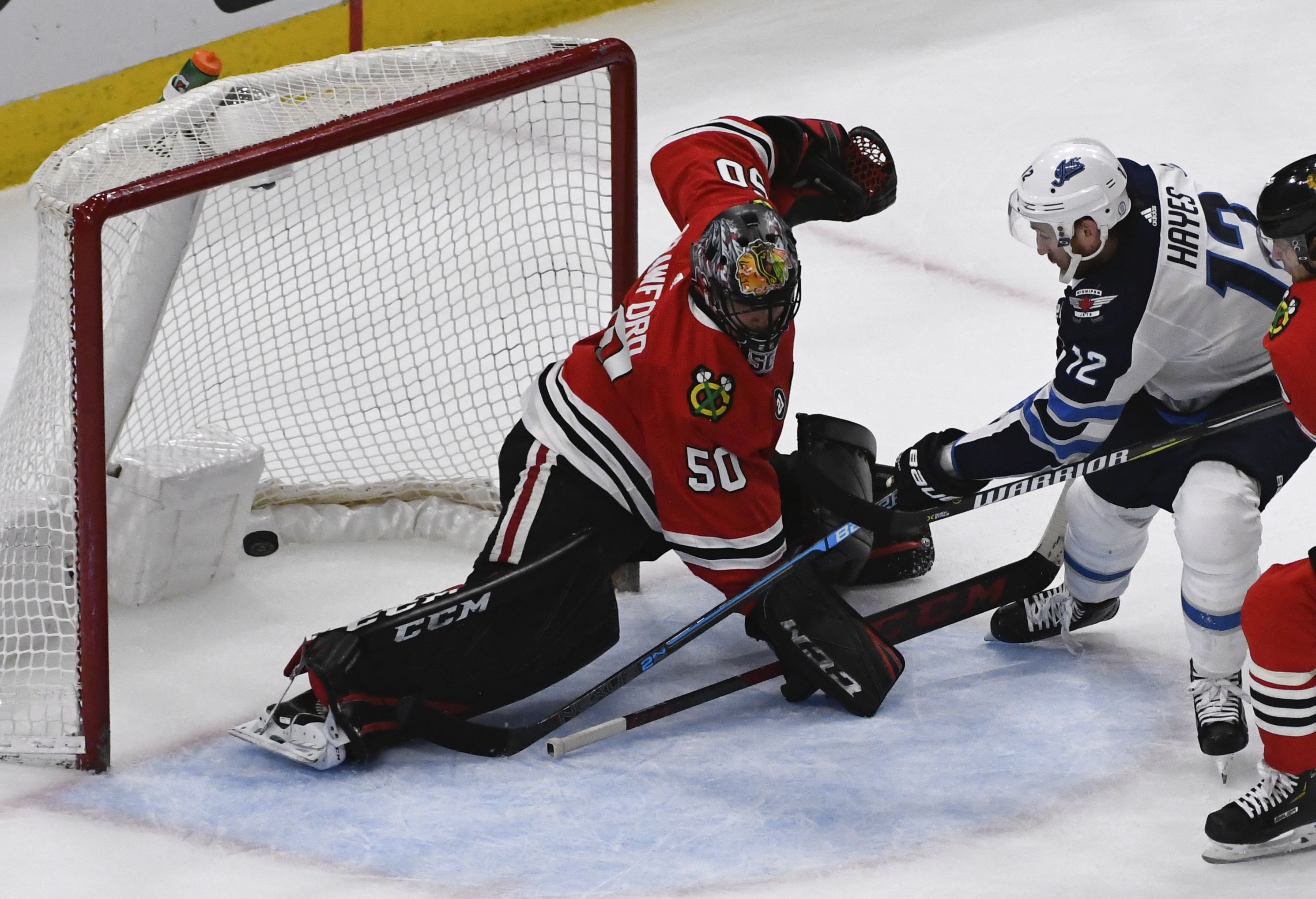 Hayes scores in OT to lift Jets over Blackhawks, 4-3