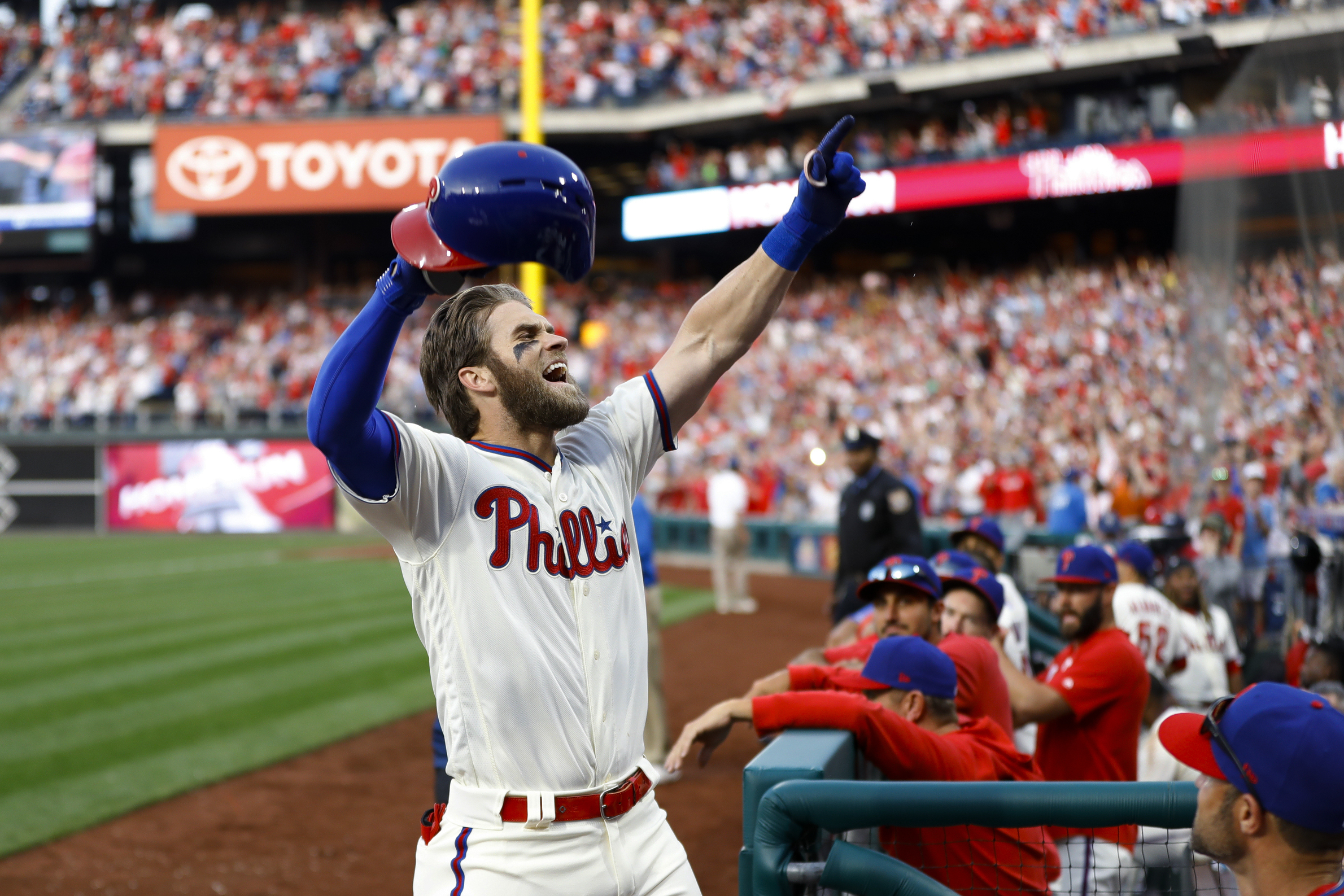 T-R-A-I-T-O-R: Bryce Harper hears boos, hits HR, flips bat