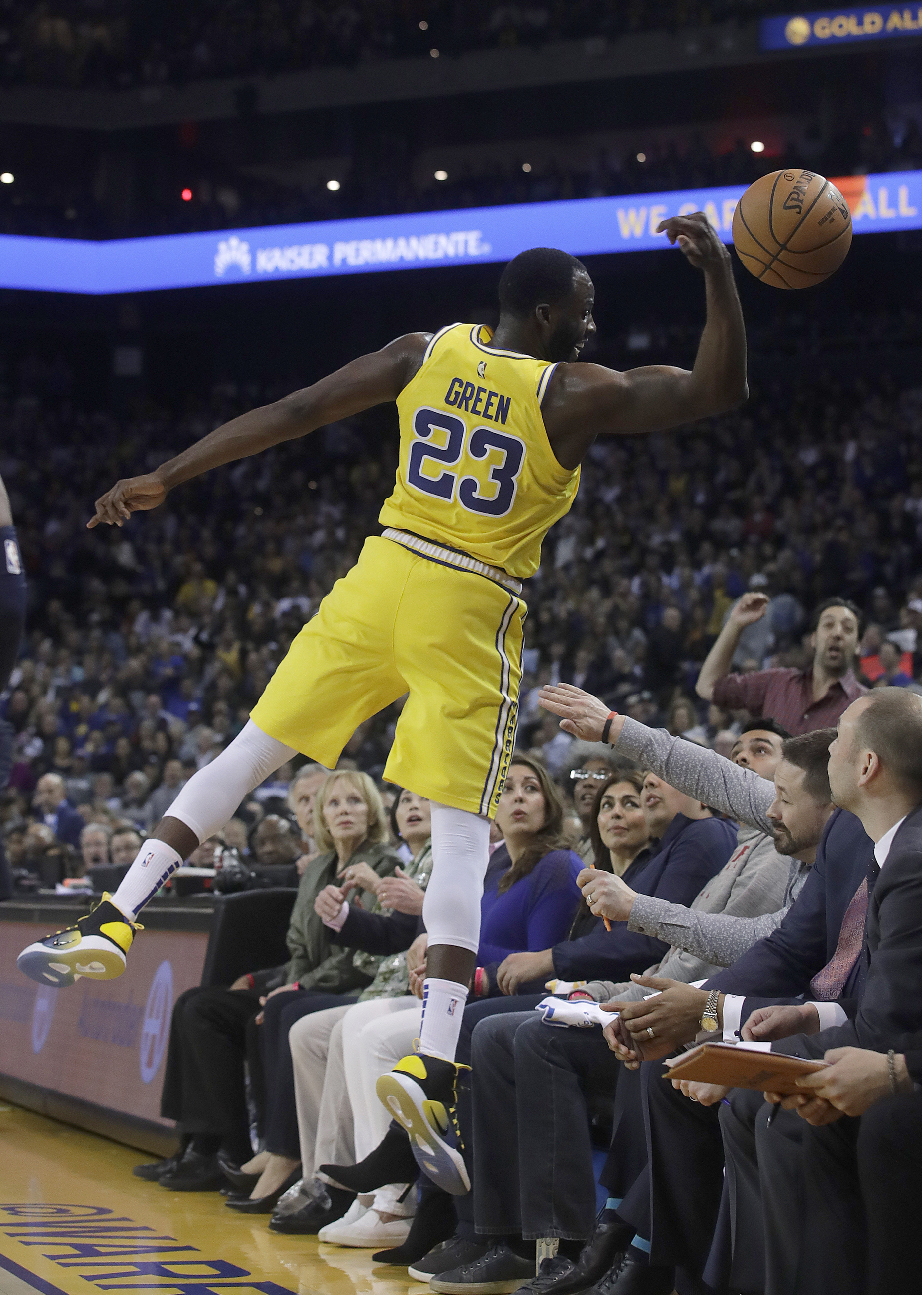 Warriors beat Nuggets, increase lead for top seed in West