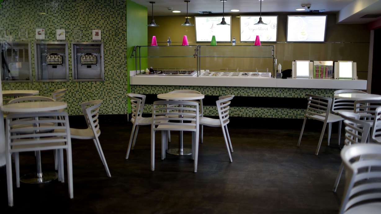 AP PHOTOS: As the sun sets, Venezuela's capital empties