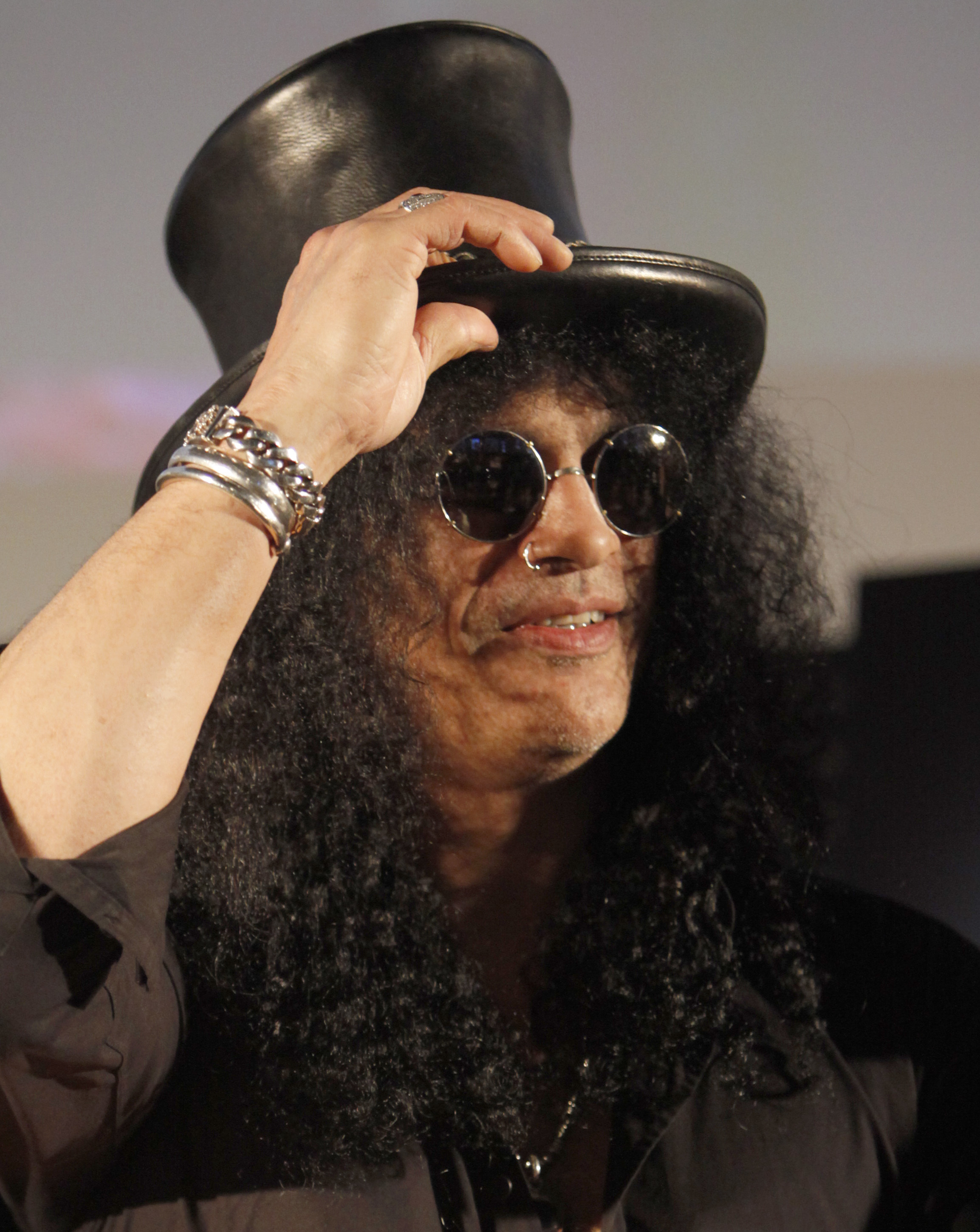 Slash's ex-wife auctioning items from marriage to guitarist