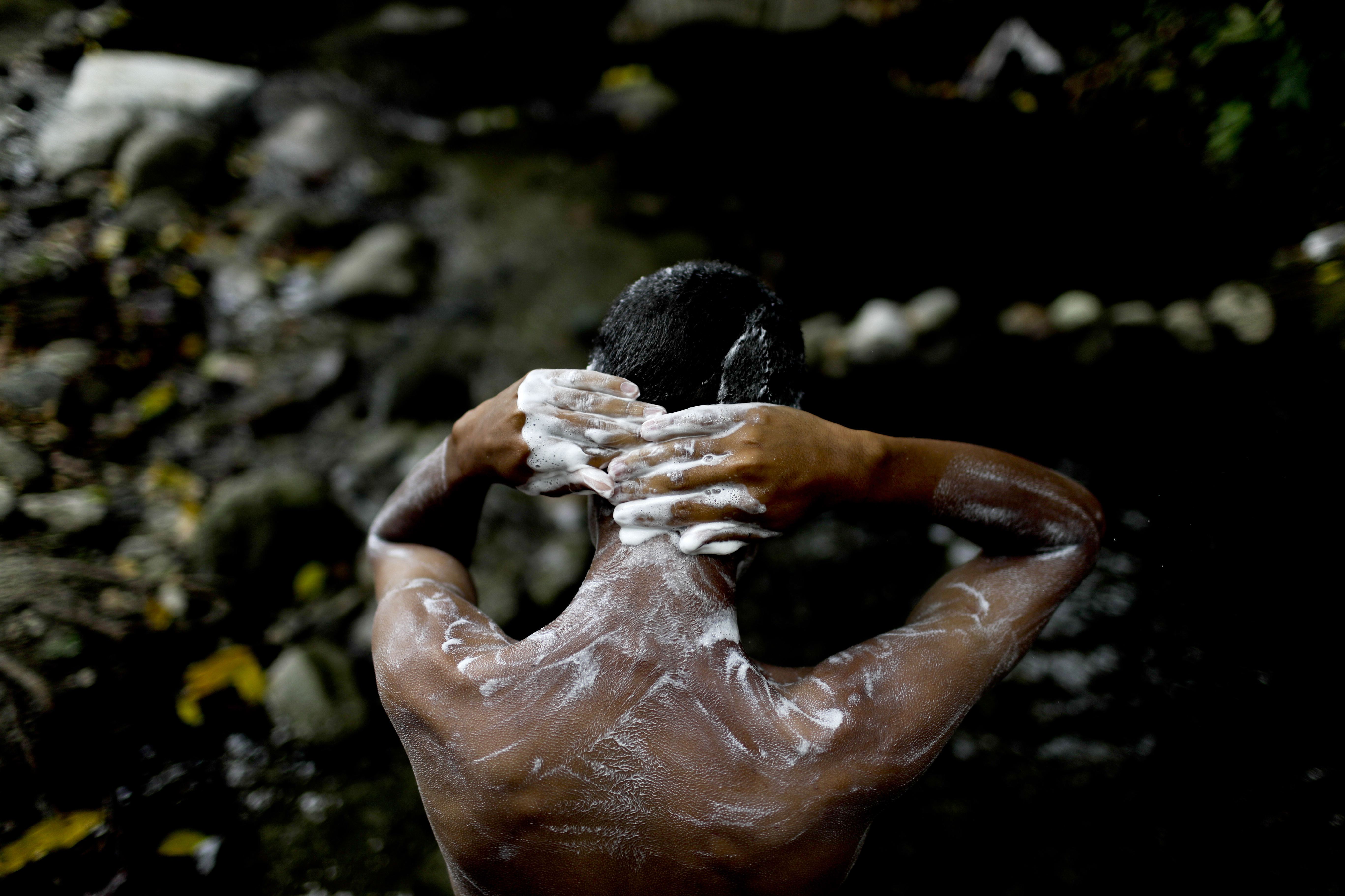 Mountain park becomes public bath amid Venezuela crisis