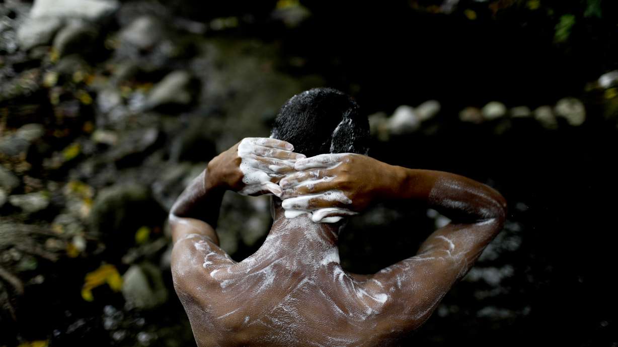 Mountain park becomes public bath amid Venezuela crisis