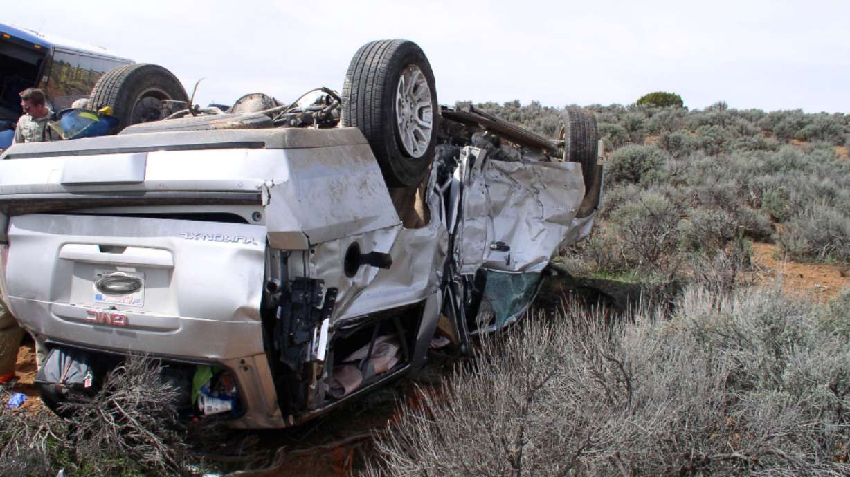 3 injured in crash involving tour bus near Kanab, officials say