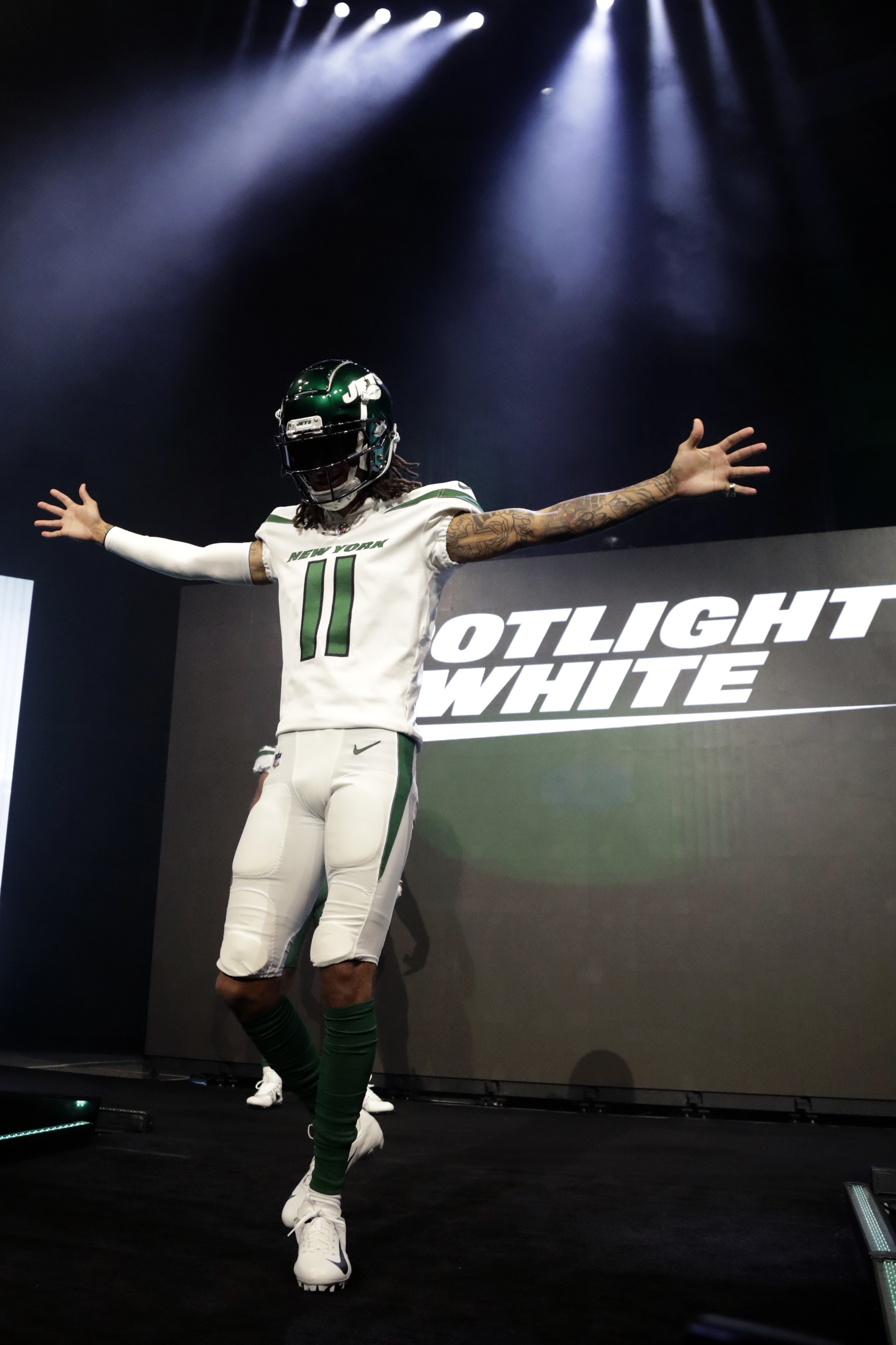 Jets unveil new uniforms, tweaked logo